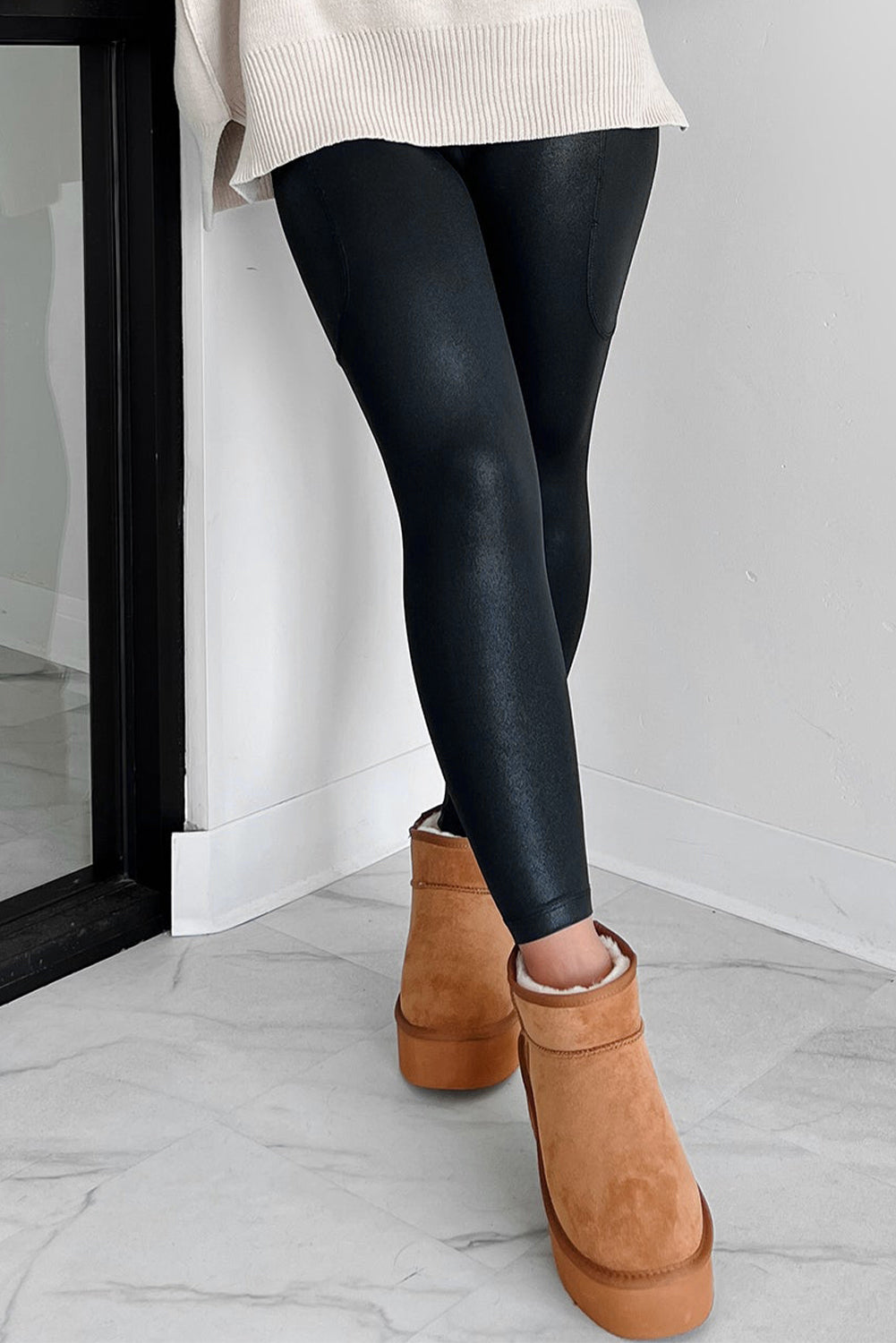 Schwarze Leggings mit hoher Taille