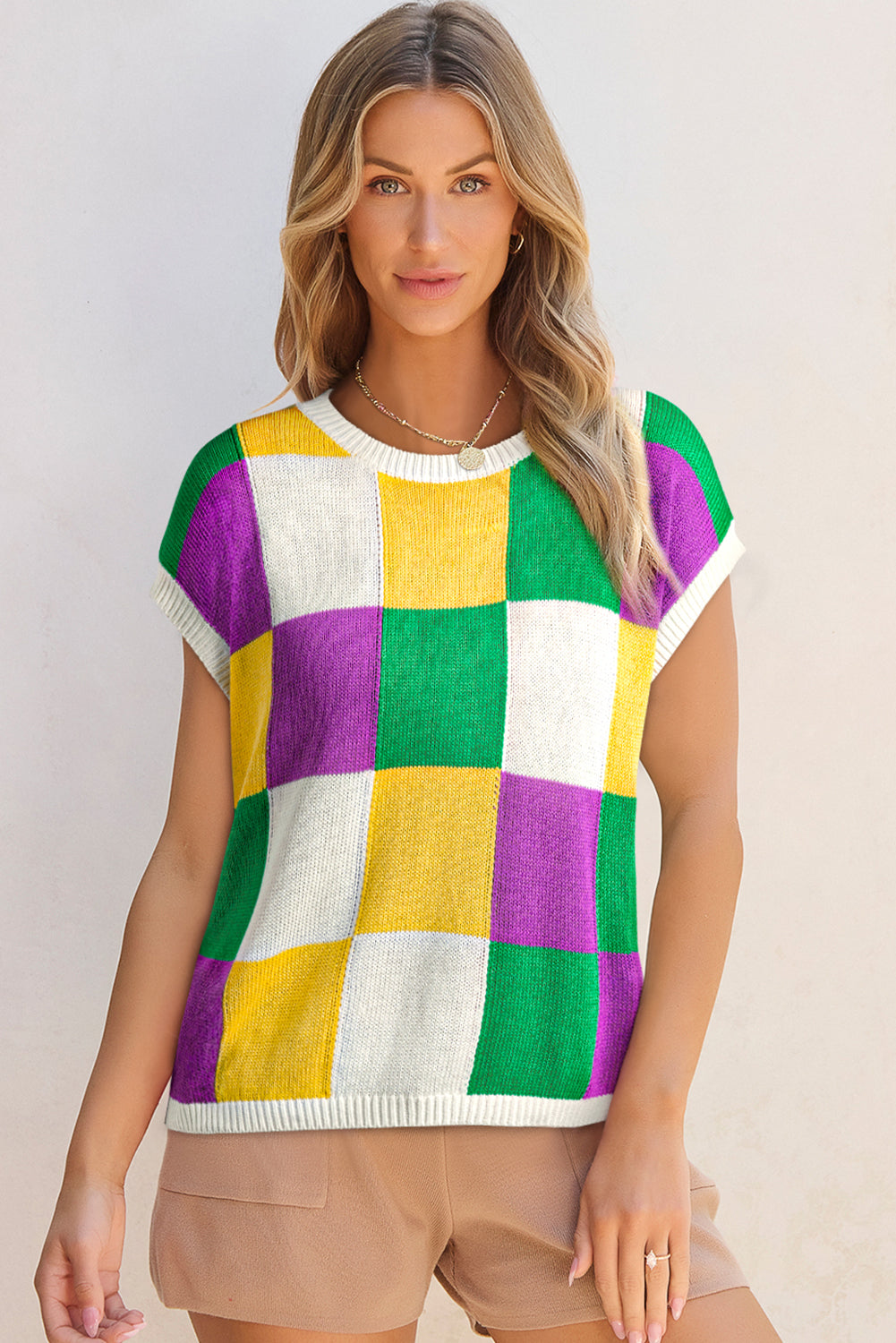 Weißer Pullover mit mehrfarbigen Ärmeln