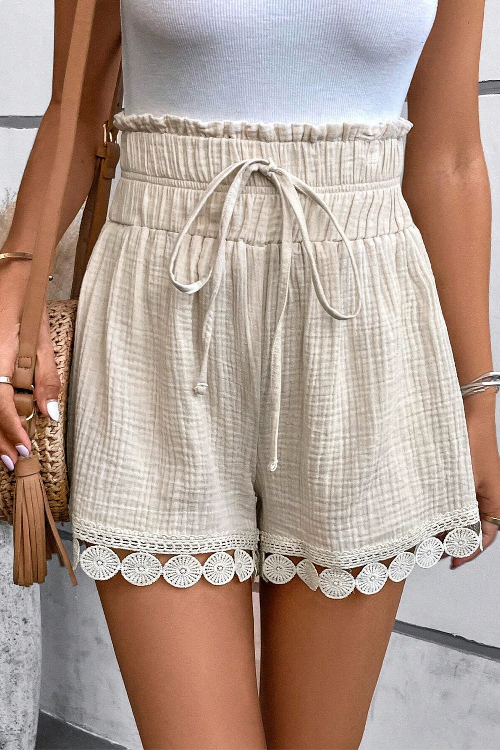 Beige Shorts mit Knoten und hoher Taille