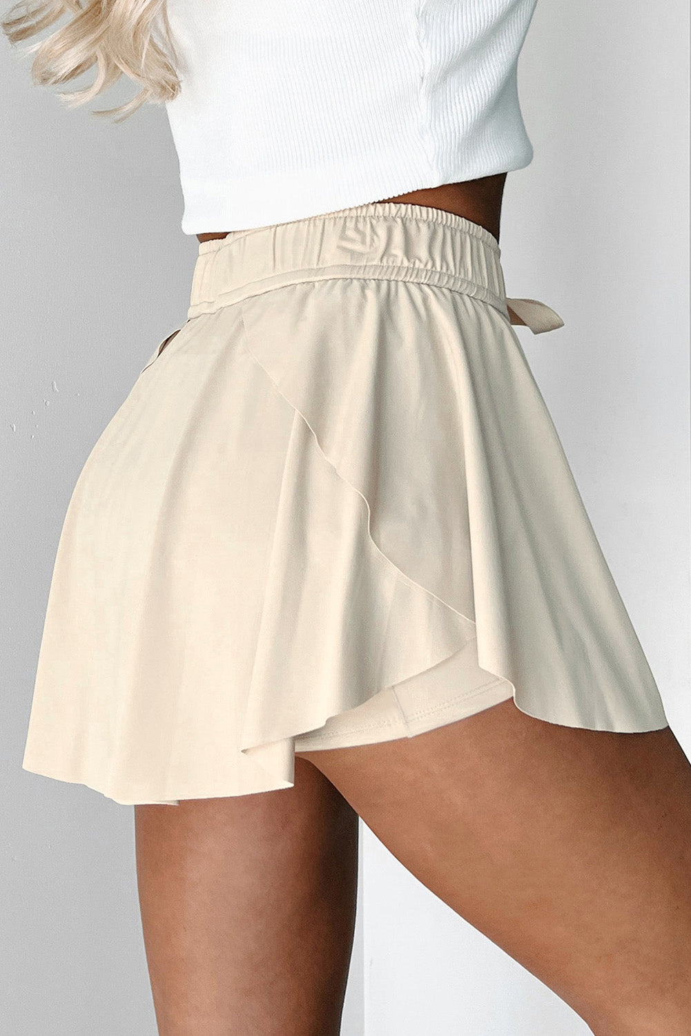 Beigefarbener Tennis-Skort mit Kordelzug und hoher Taille