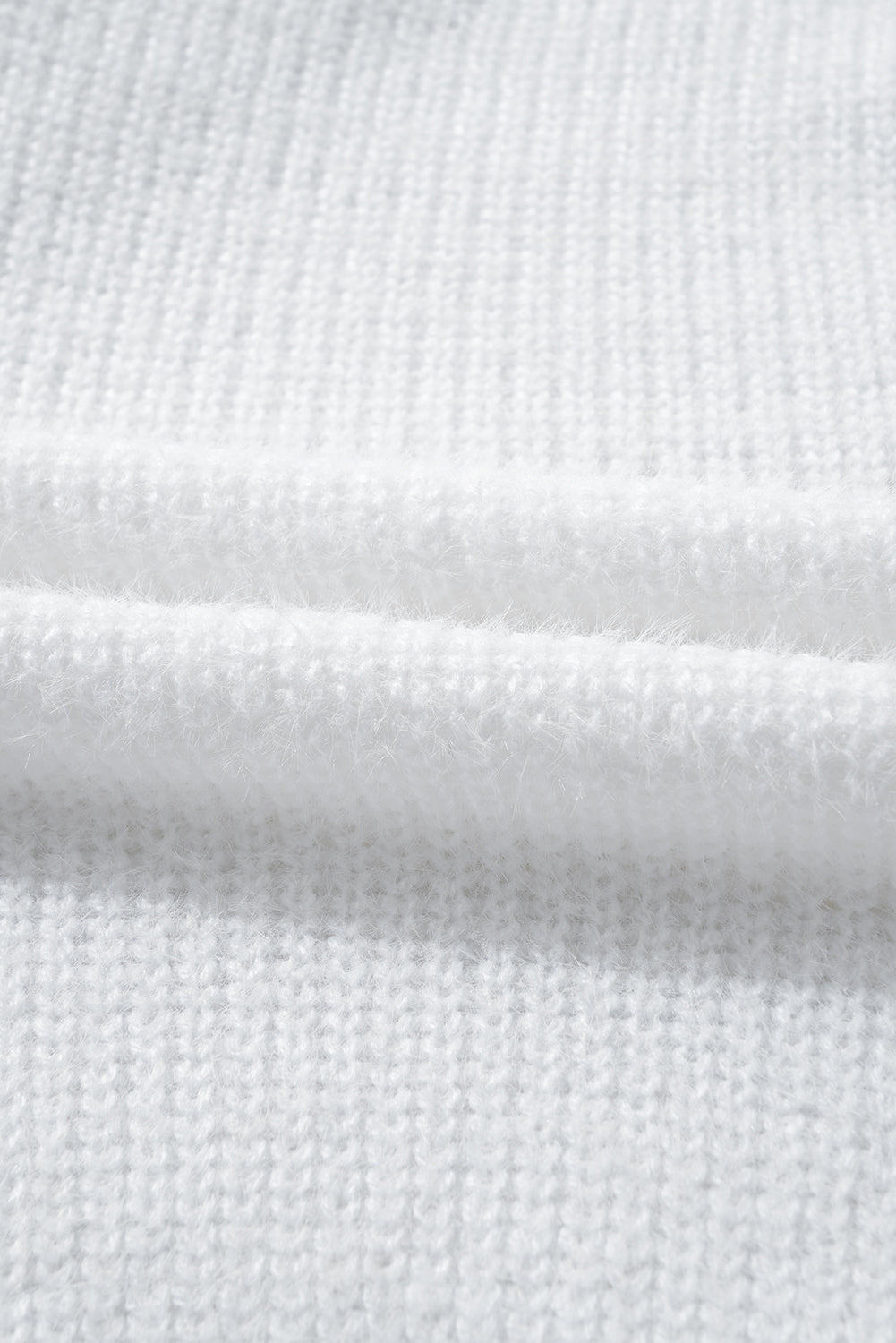 Weißer Pullover mit Perlen und Herzen