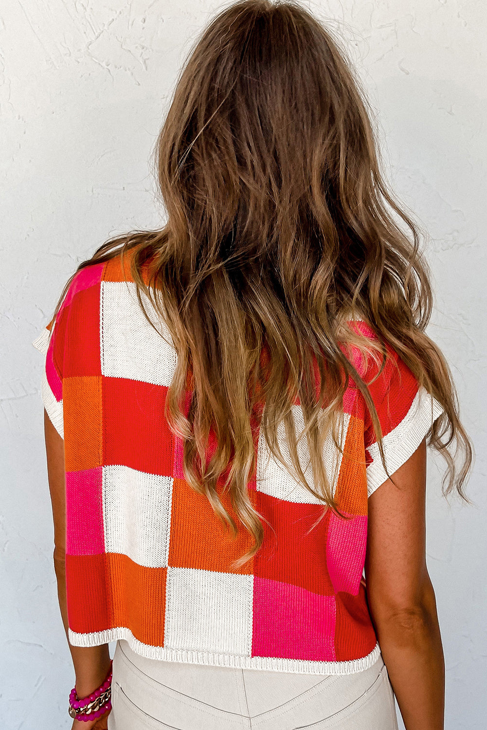 Weißer Pullover mit mehrfarbigen Ärmeln