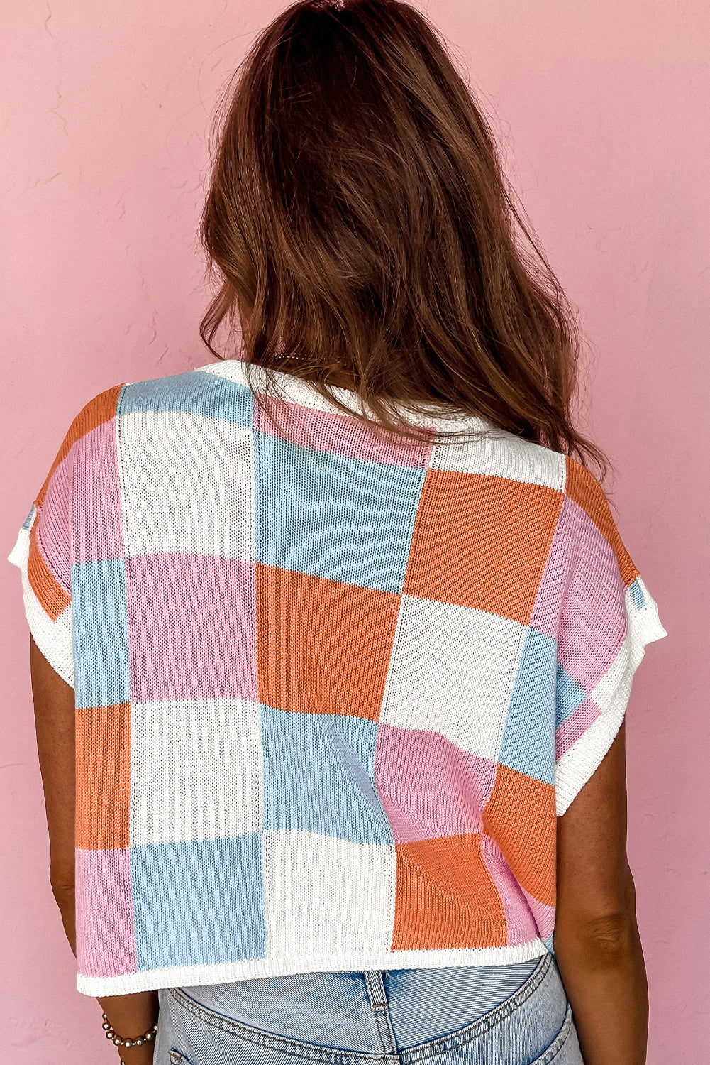 Weißer Pullover mit mehrfarbigen Ärmeln