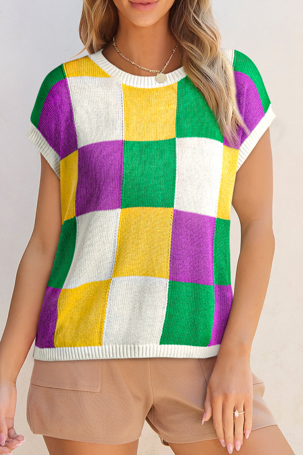 Weißer Pullover mit mehrfarbigen Ärmeln