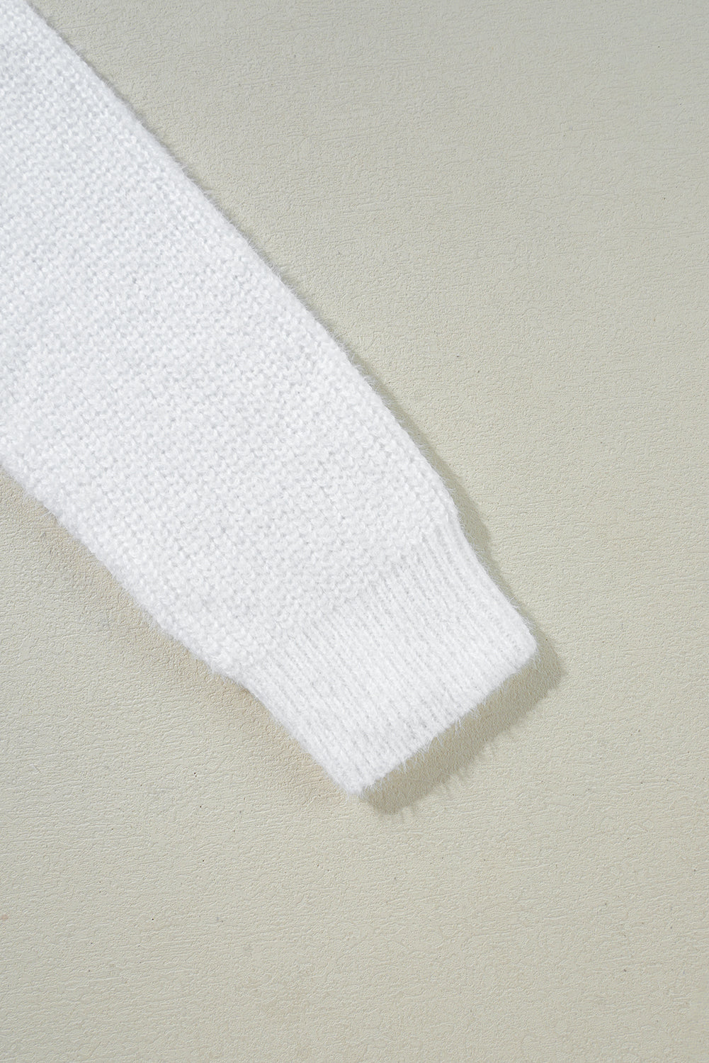 Weißer Pullover mit Perlen und Herzen