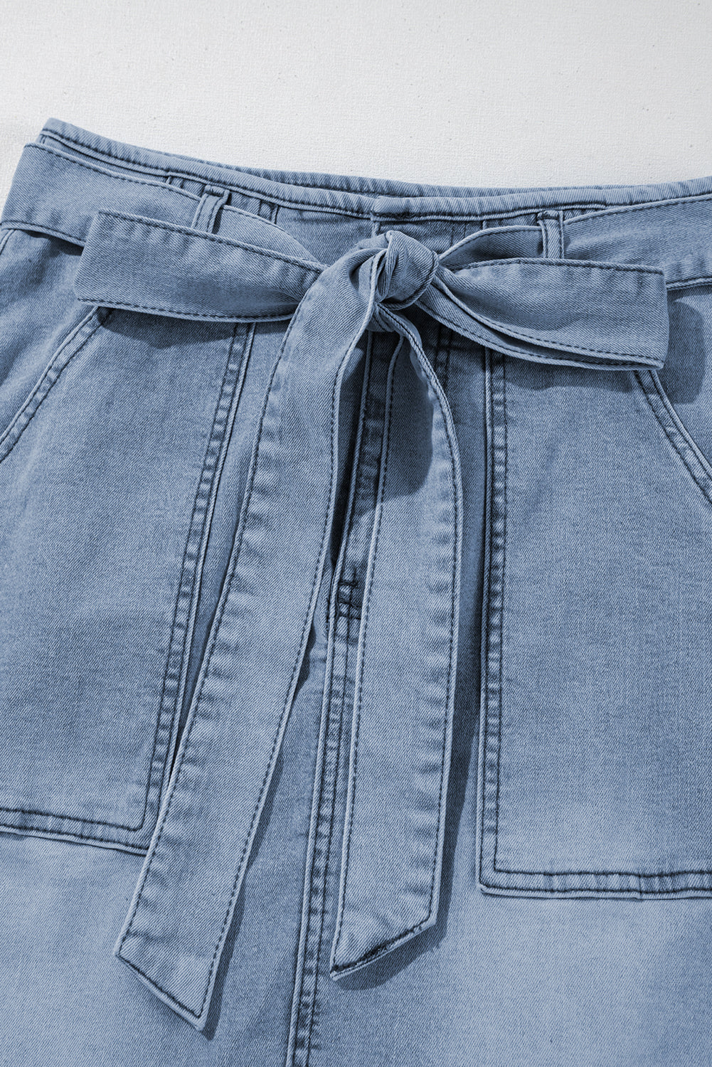 Abendblauer heller Midi-Jeansrock