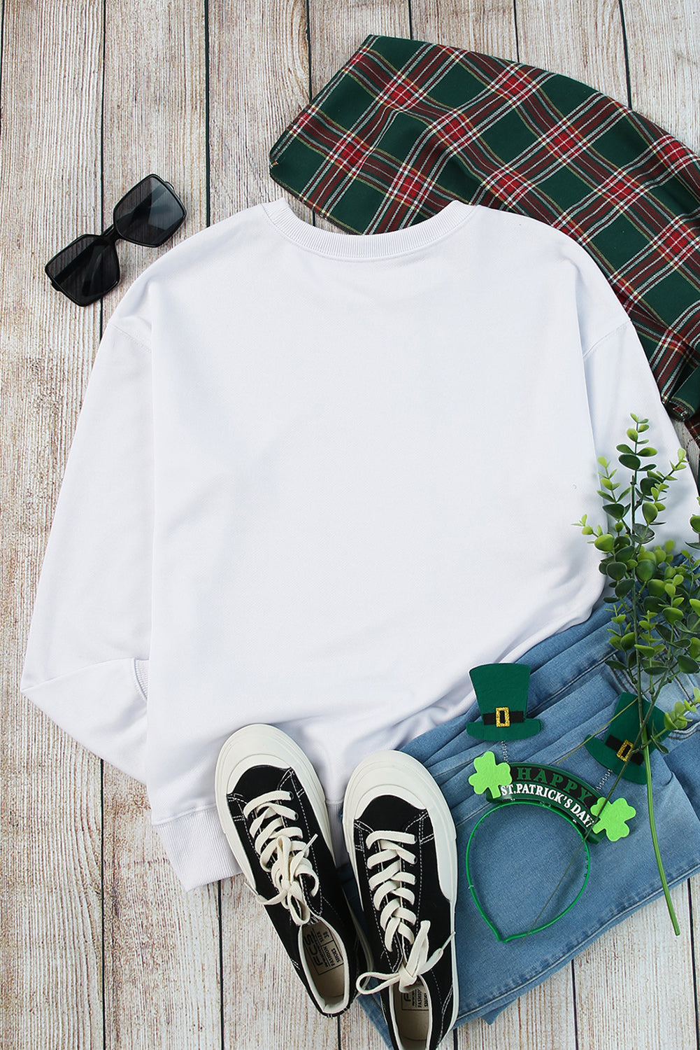 Weißes Sweatshirt mit Kleeblatt-Pailletten