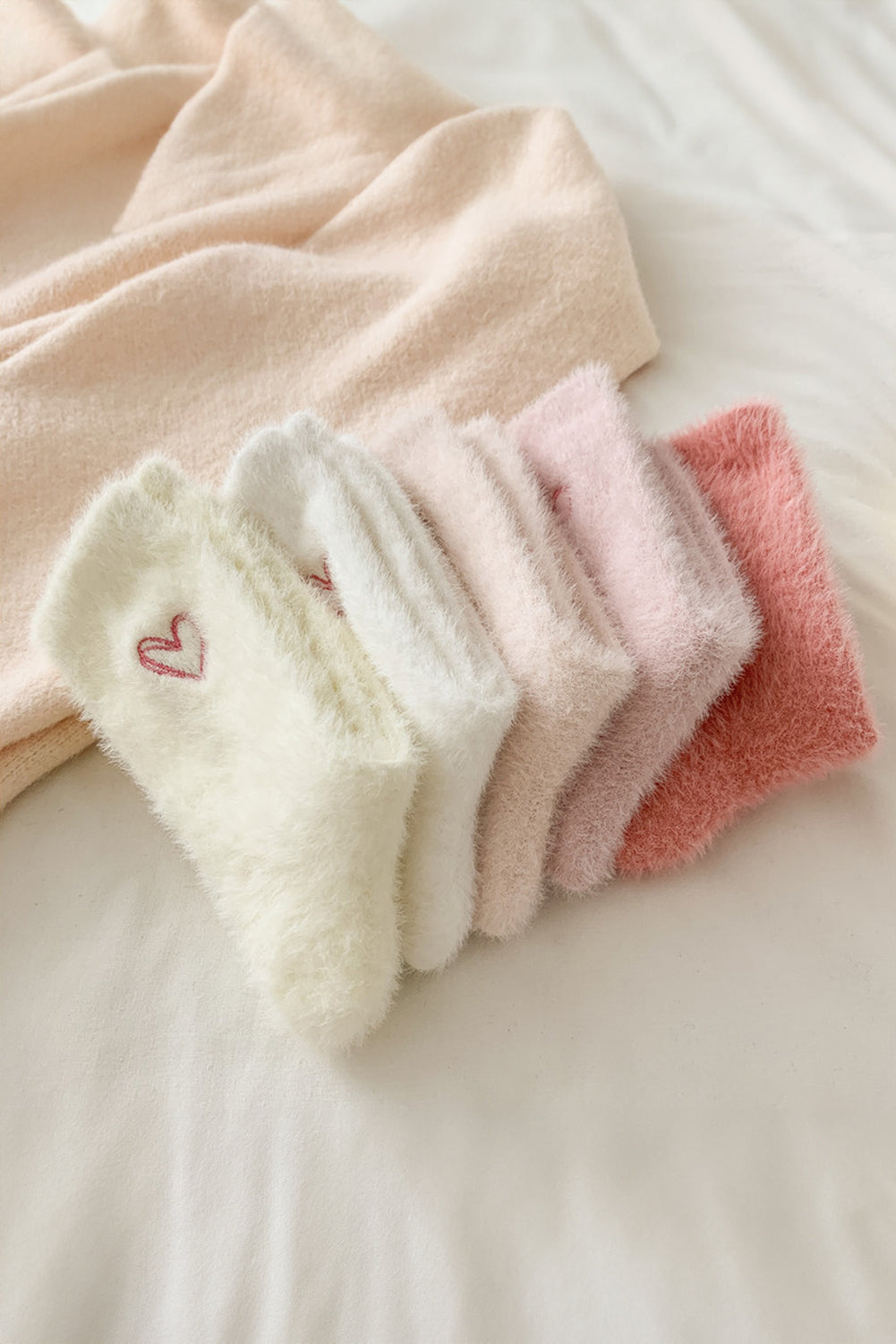 Weiche dicke Socken mit weißem Herz