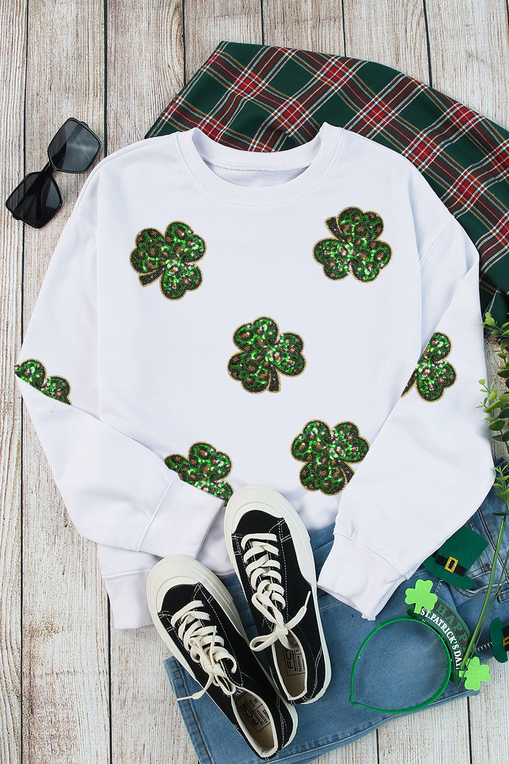 Weißes Sweatshirt mit Kleeblatt-Patchworkmuster und St. Patrick's Day