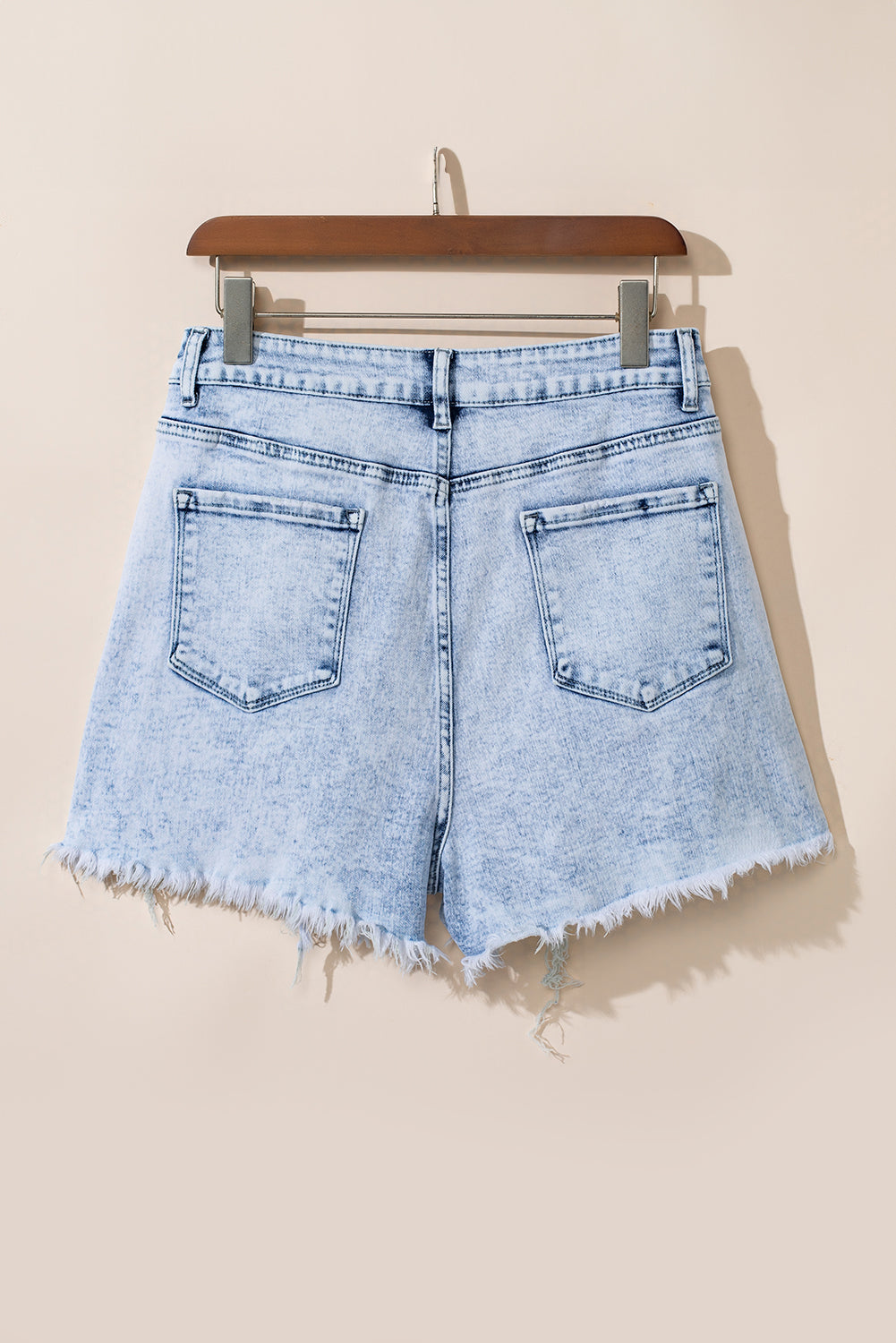 Hellblaue gekreuzte Jeansshorts