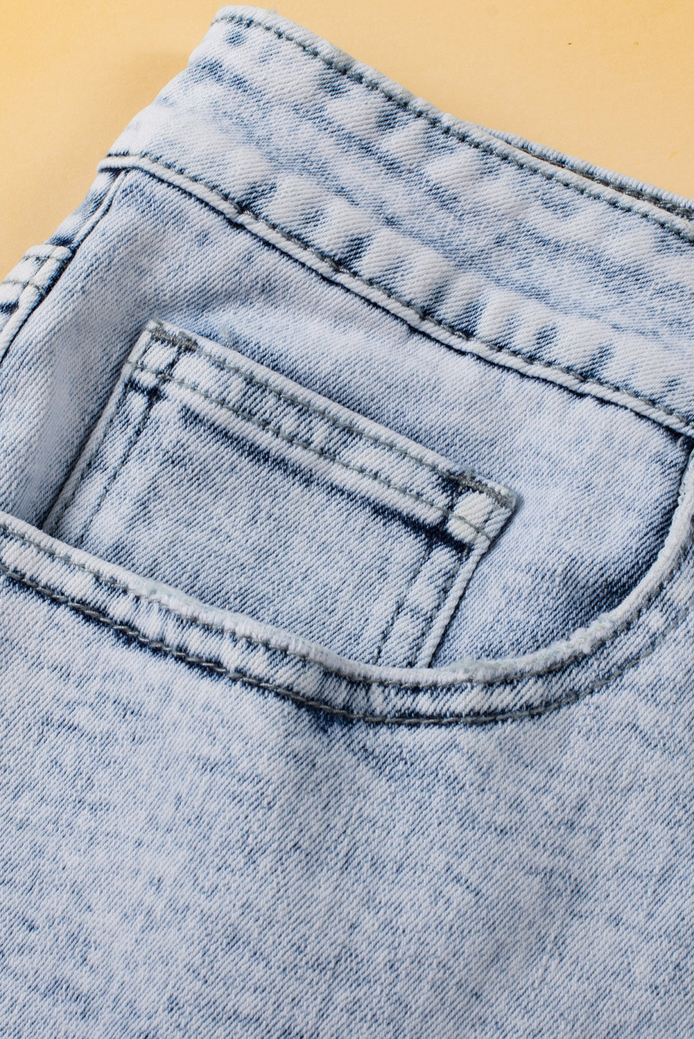 Hellblaue gekreuzte Jeansshorts