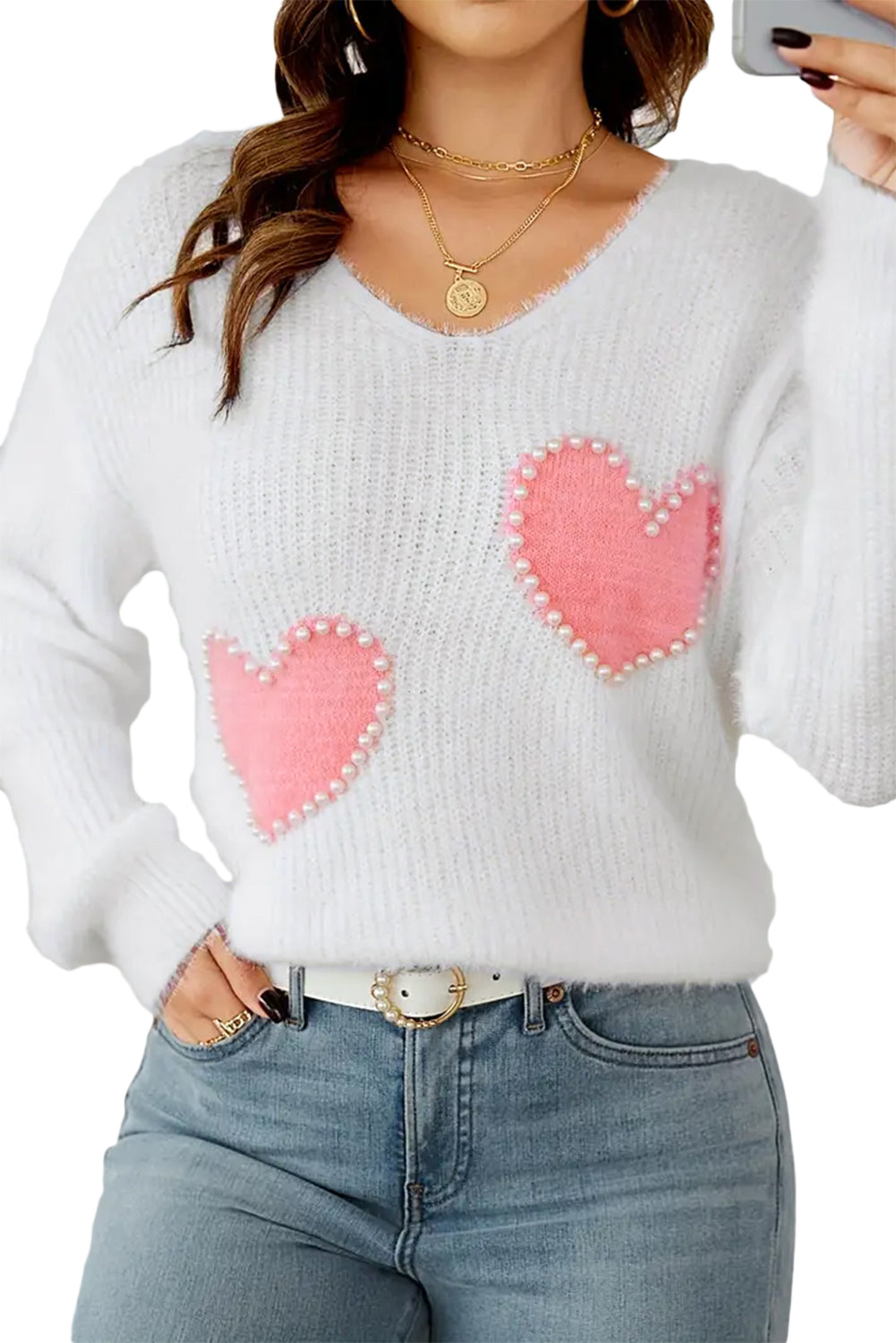 Weißer Pullover mit Perlen und Herzen