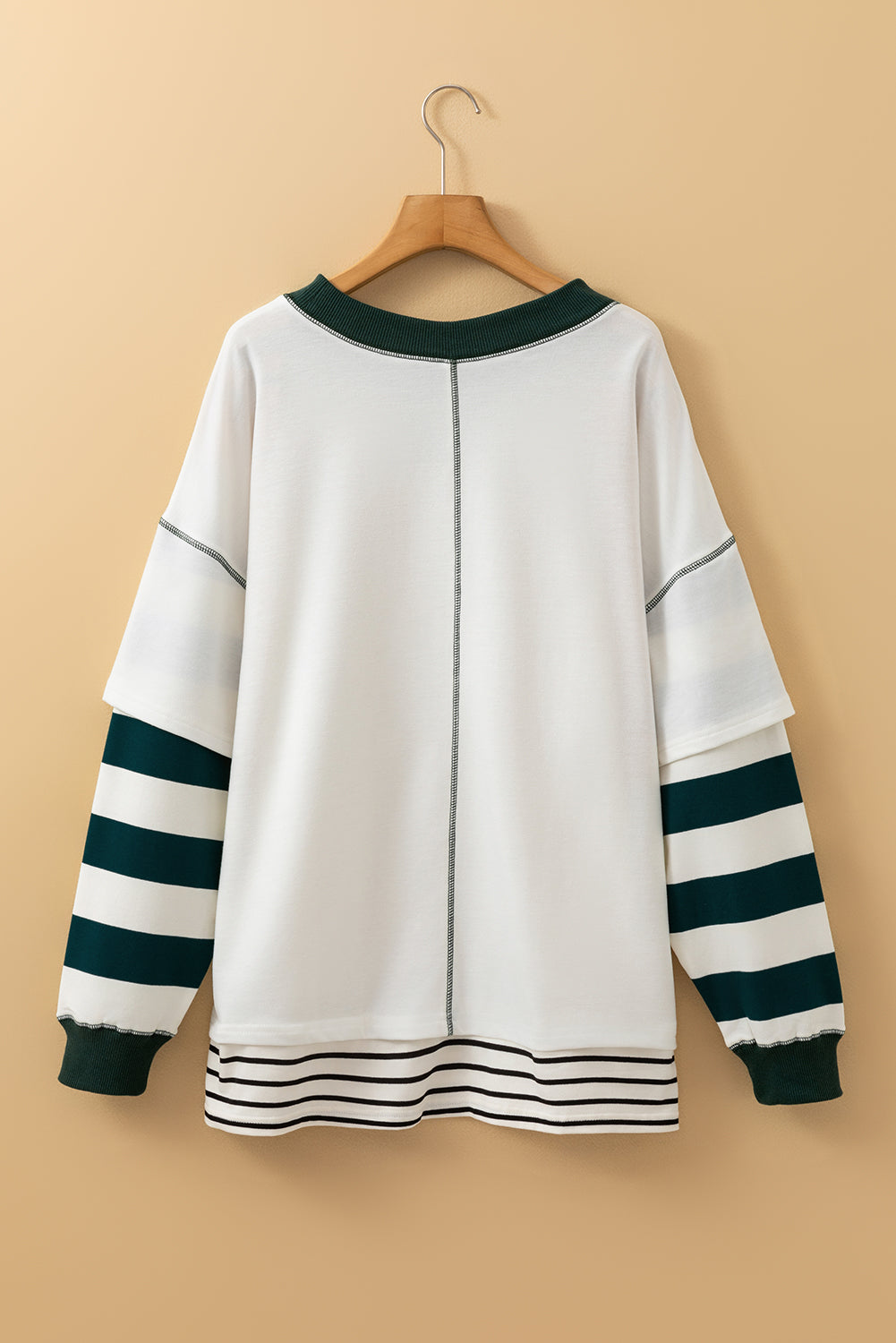 Weißes Sweatshirt mit gestreiften Ärmeln