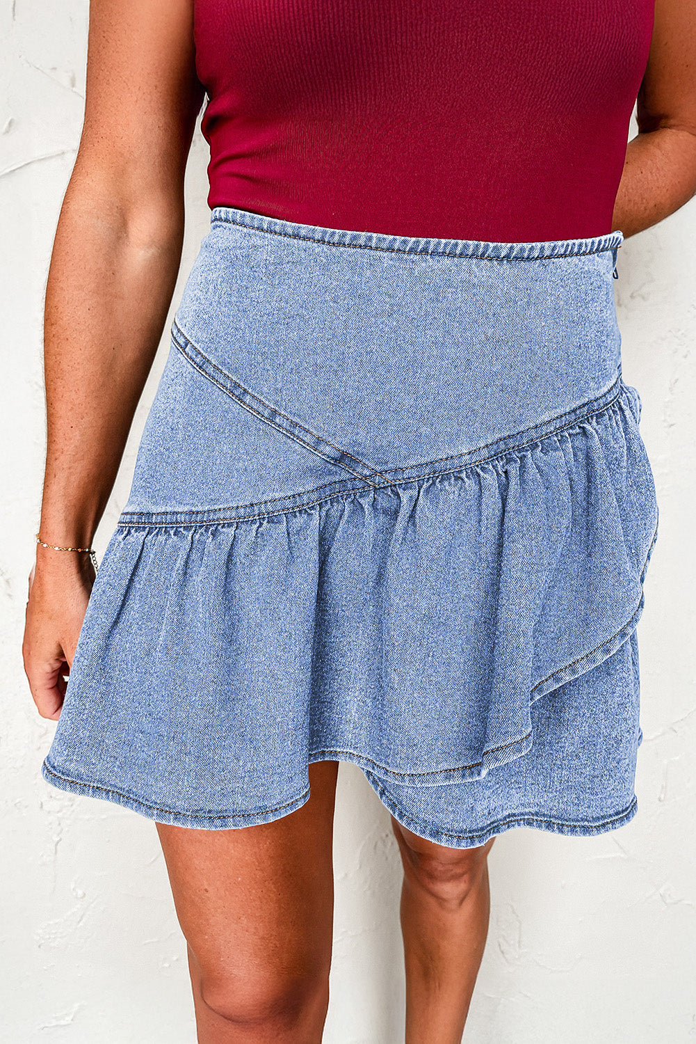 Blauer Jeans-Minirock mit Rüschen-Overlay