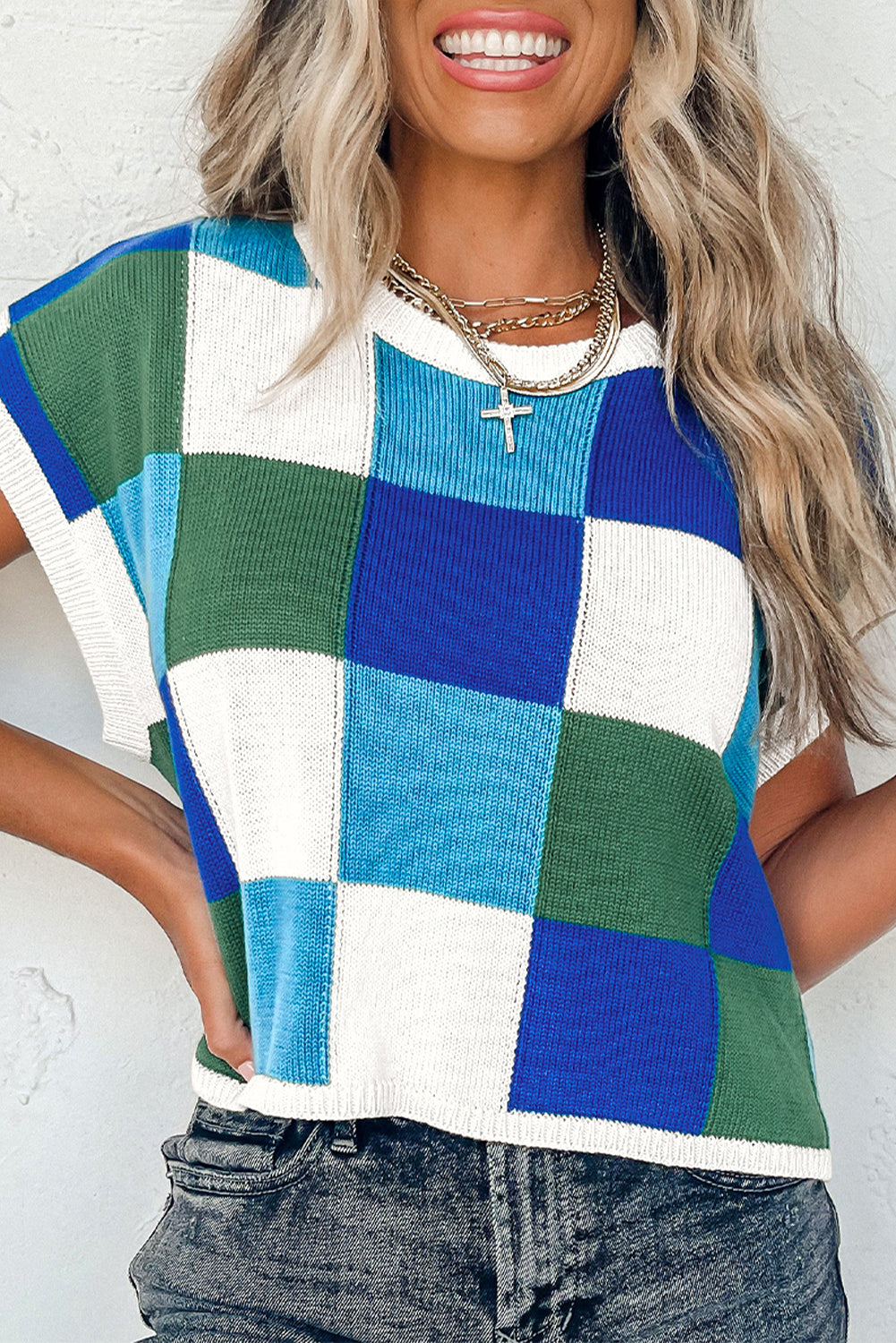 Weißer Pullover mit mehrfarbigen Ärmeln