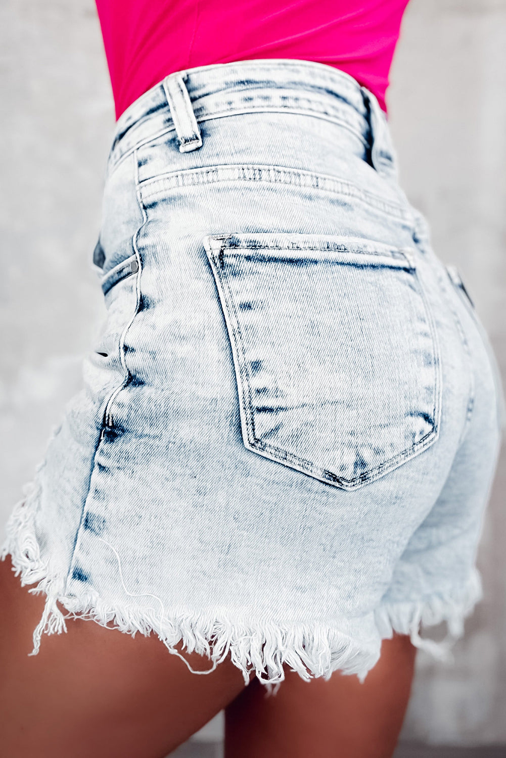 Hellblaue gekreuzte Jeansshorts