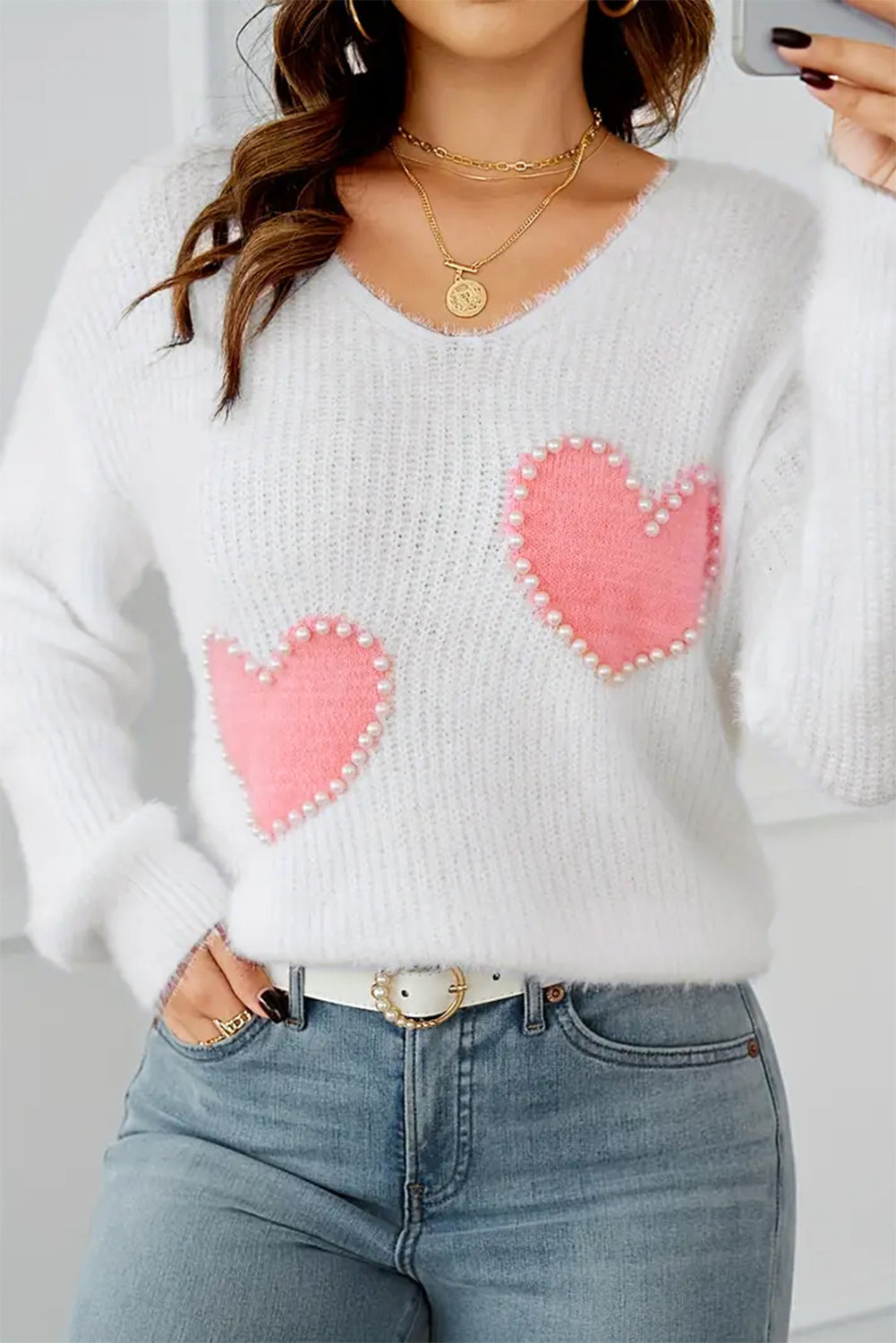 Weißer Pullover mit Perlen und Herzen
