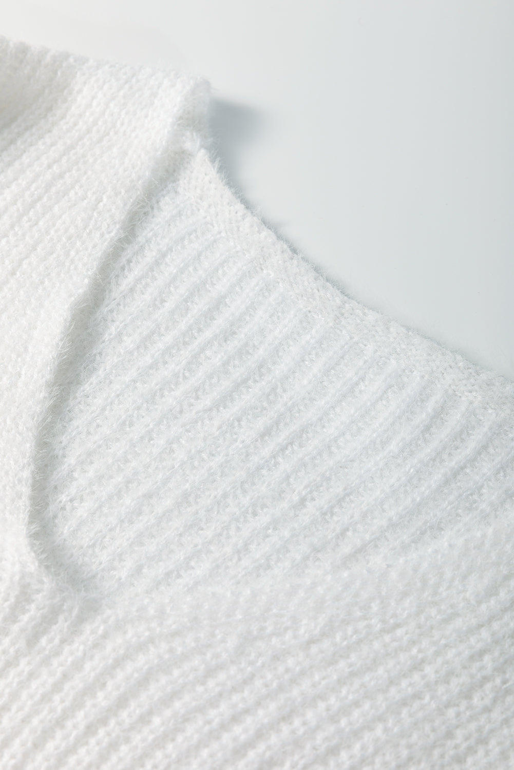 Weißer Pullover mit Perlen und Herzen