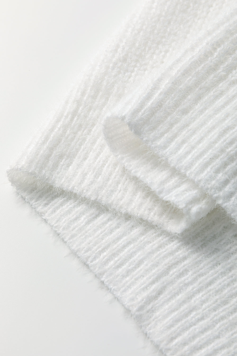 Weißer Pullover mit Perlen und Herzen