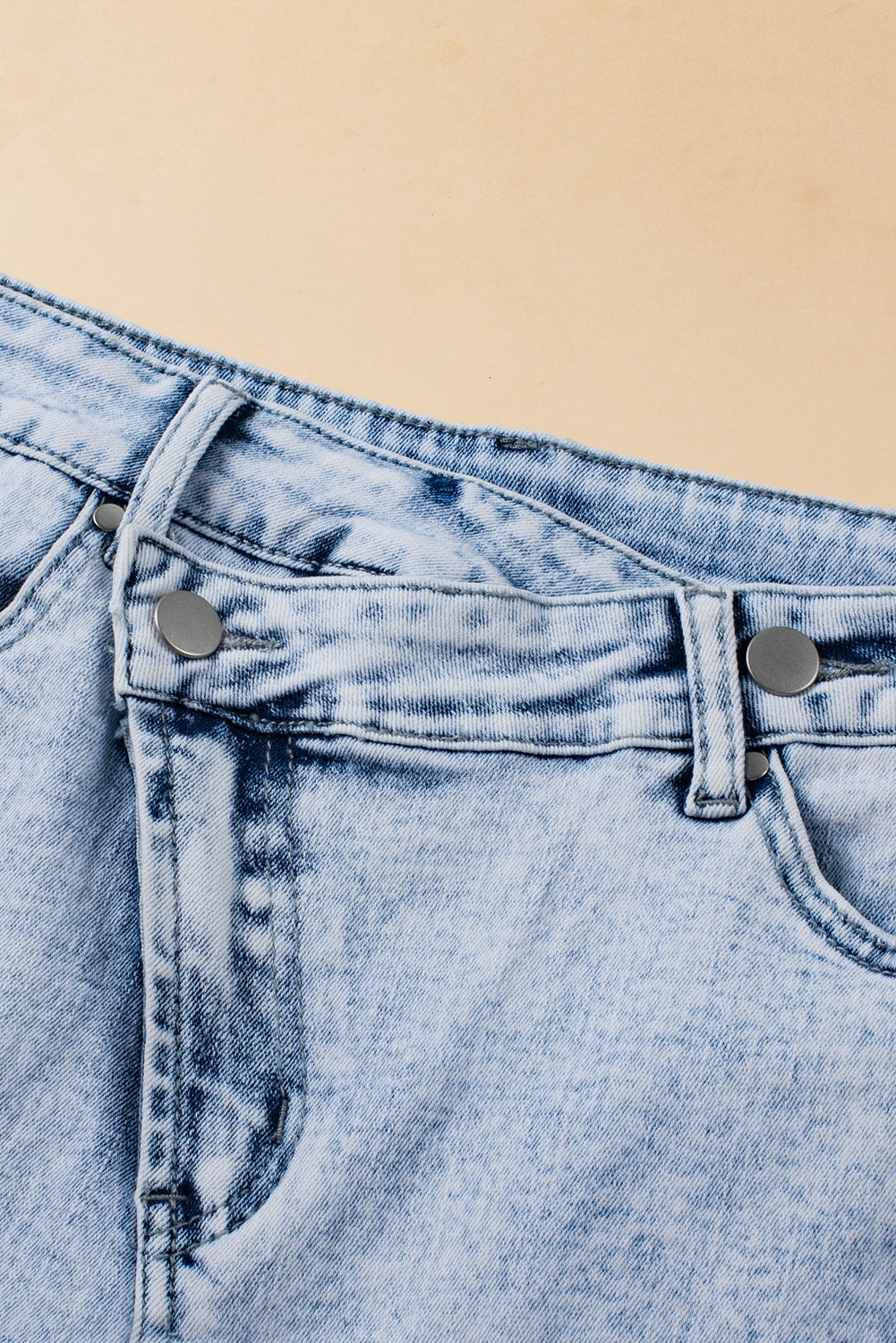 Hellblaue gekreuzte Jeansshorts