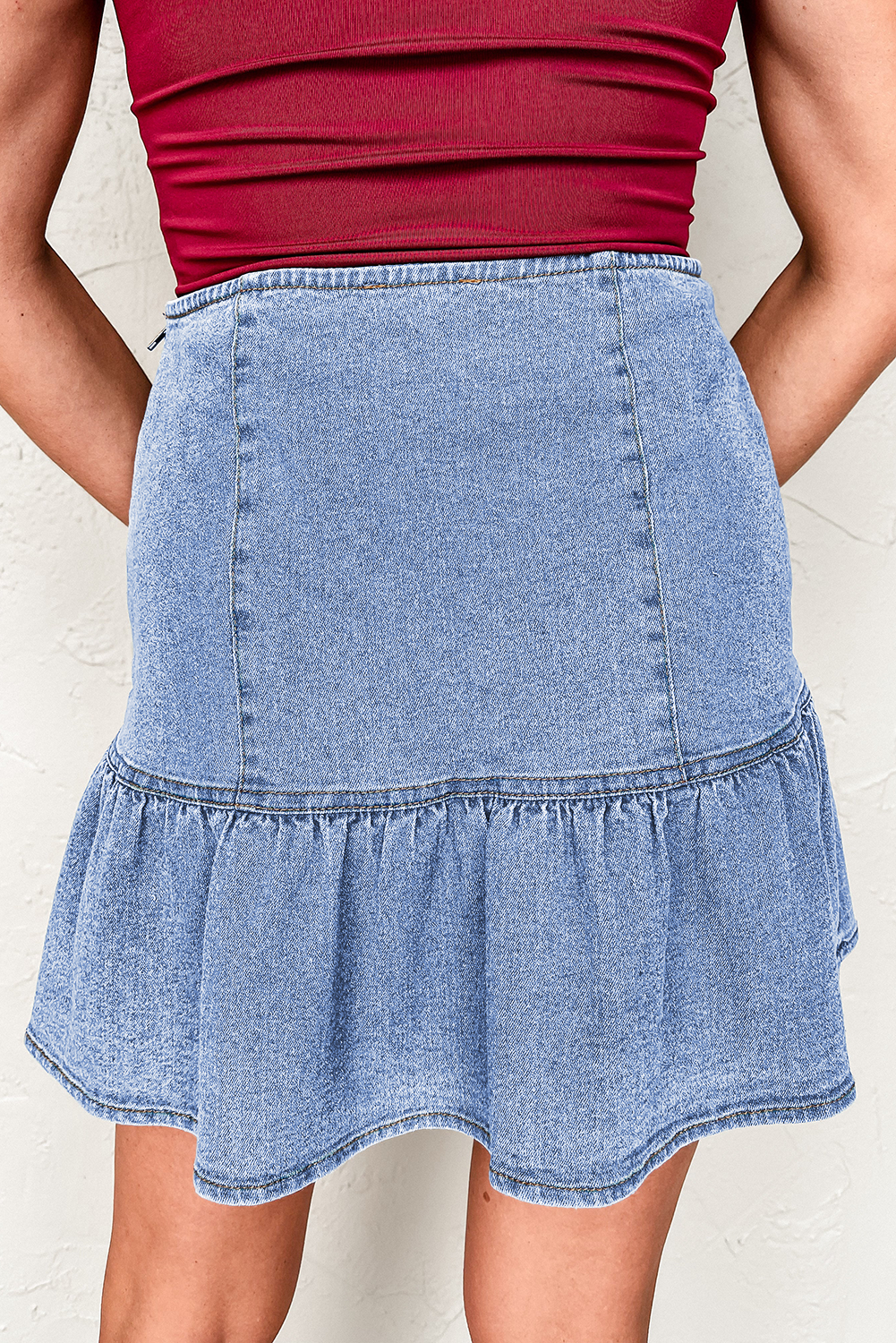 Blauer Jeans-Minirock mit Rüschen-Overlay