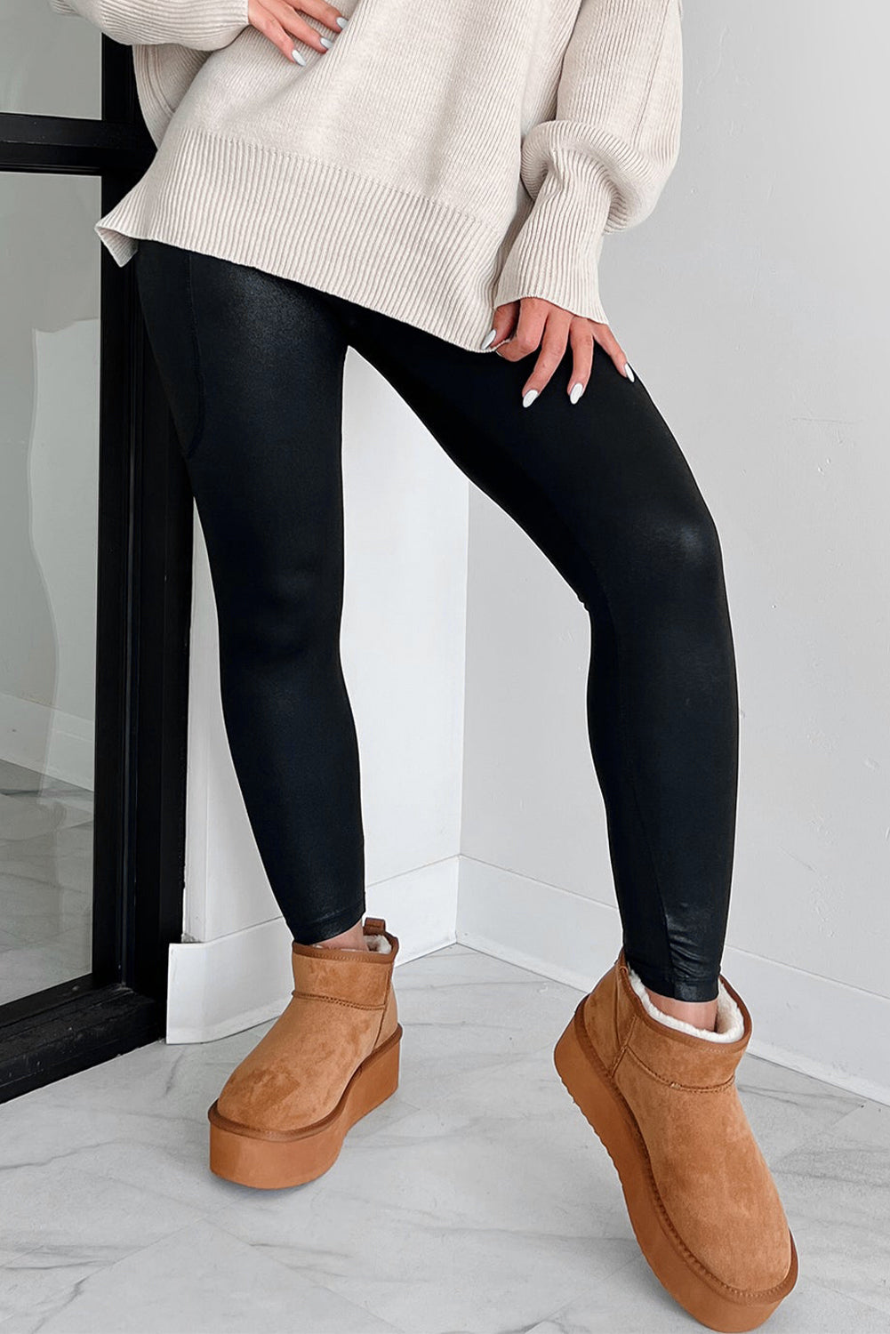 Schwarze Leggings mit hoher Taille