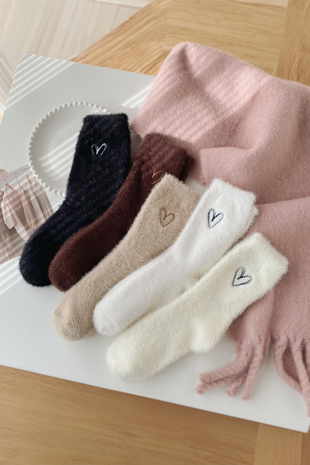 Weiche dicke Socken mit weißem Herz