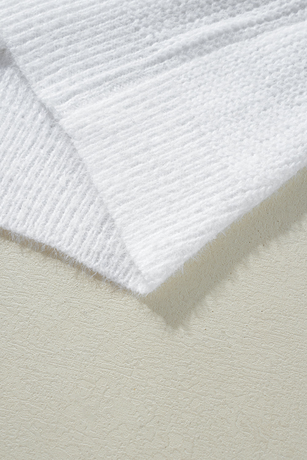 Weißer Pullover mit Perlen und Herzen