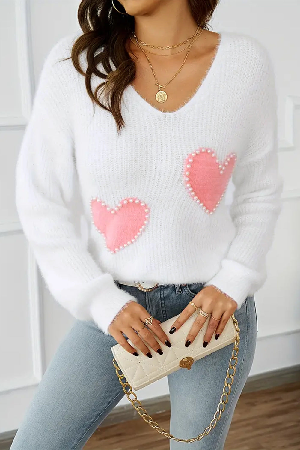 Weißer Pullover mit Perlen und Herzen