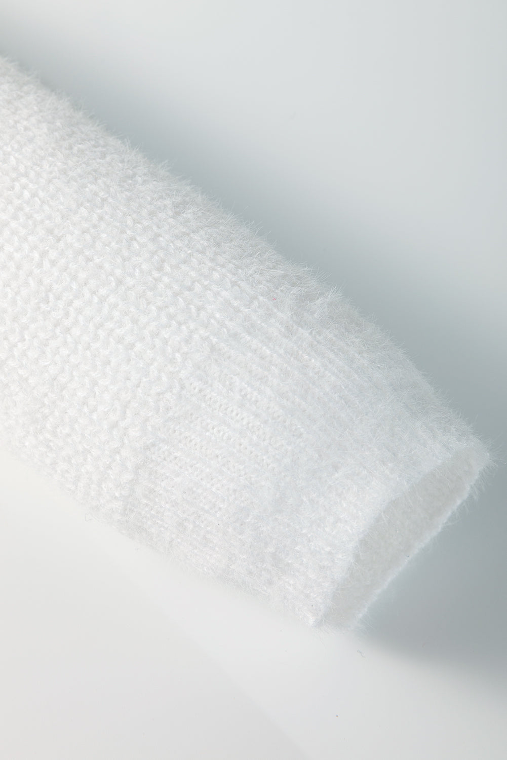 Weißer Pullover mit Perlen und Herzen