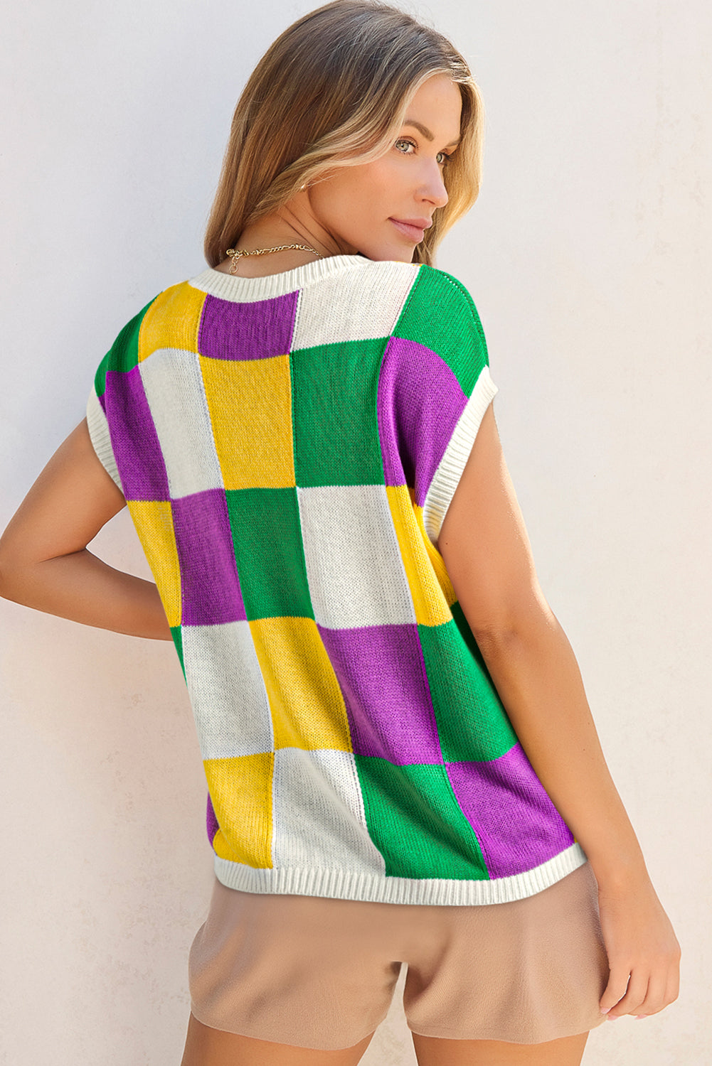 Weißer Pullover mit mehrfarbigen Ärmeln