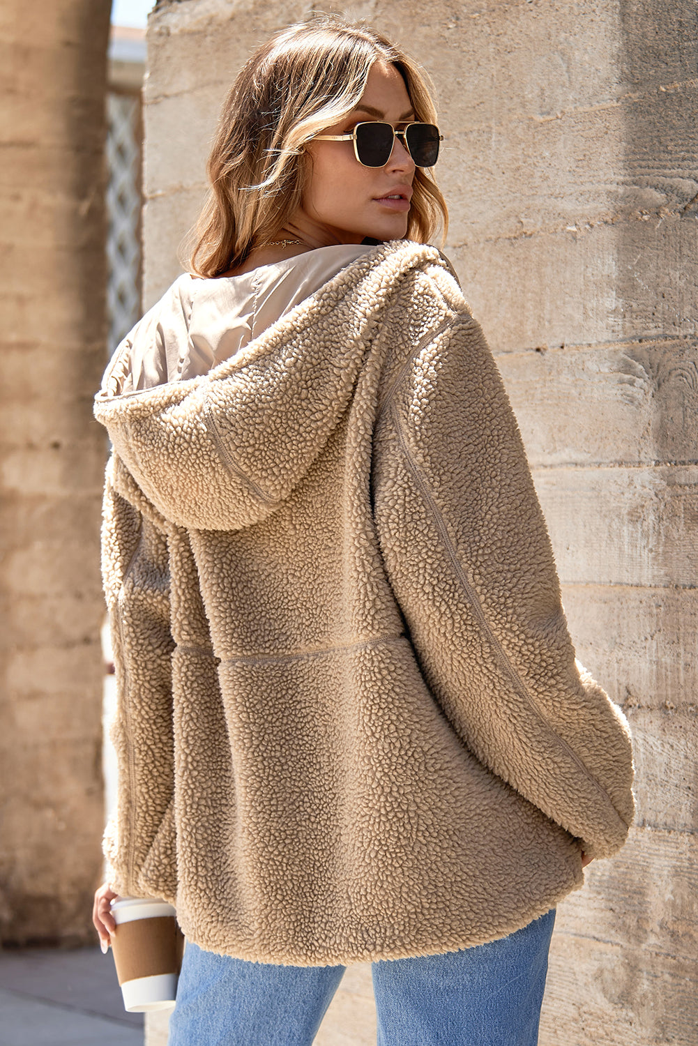 Graue Fleecejacke mit Kapuze
