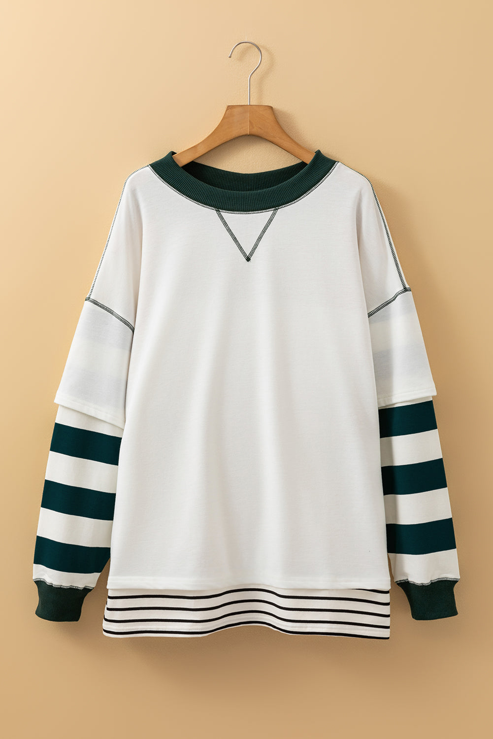 Weißes Sweatshirt mit gestreiften Ärmeln
