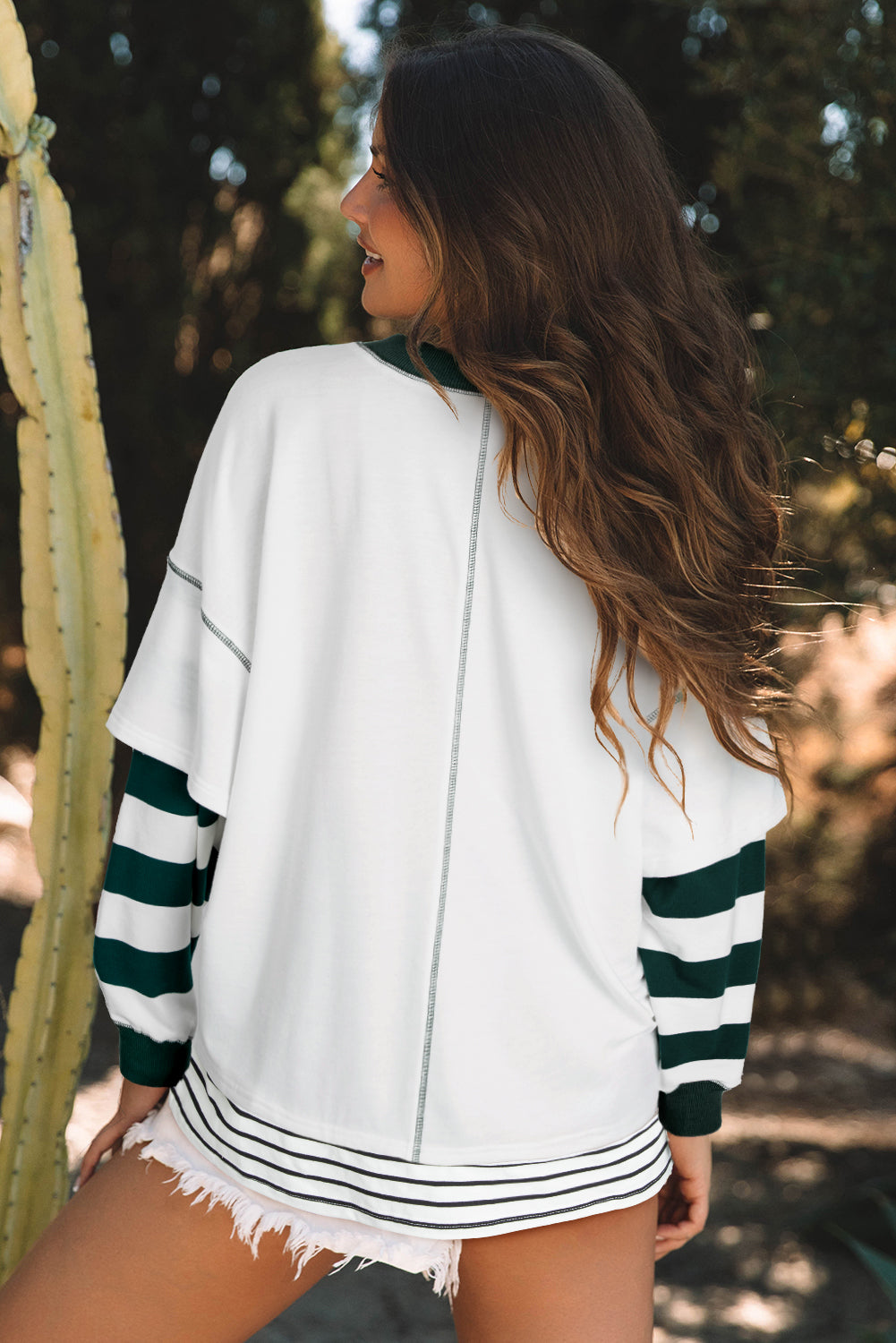 Weißes Sweatshirt mit gestreiften Ärmeln