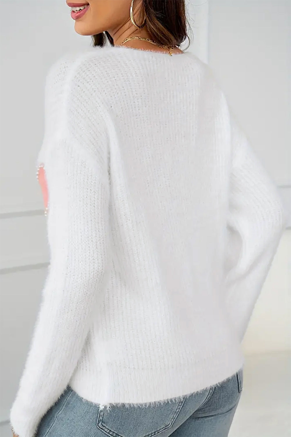 Weißer Pullover mit Perlen und Herzen