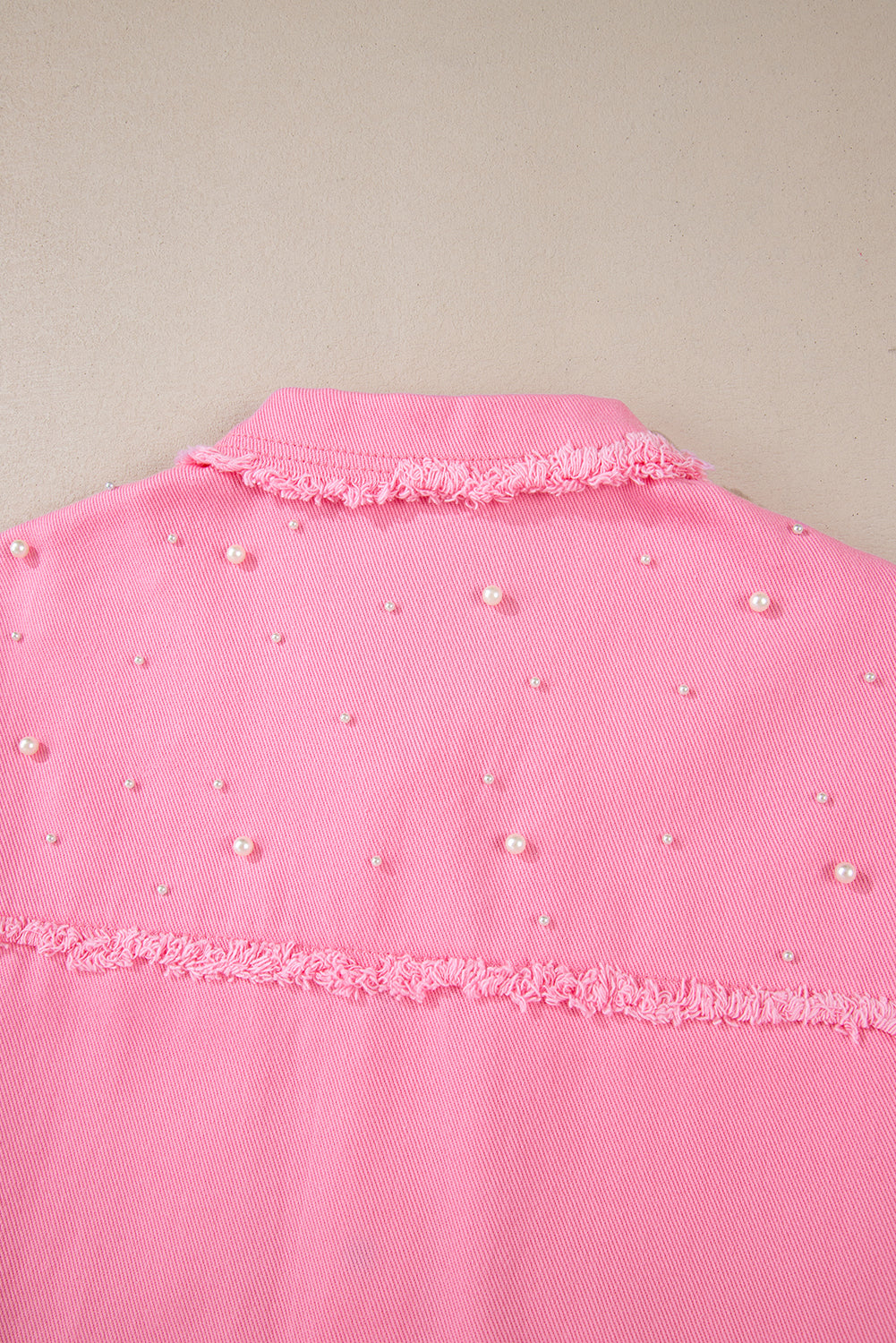 Jeansjacke mit Perlenbesatz