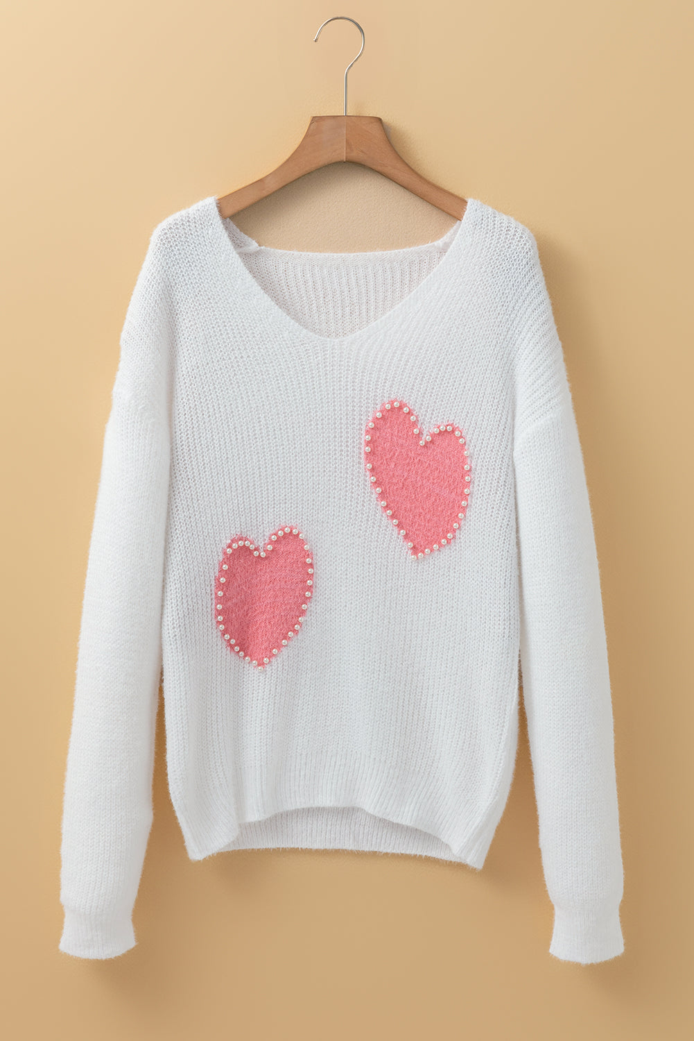 Weißer Pullover mit Perlen und Herzen