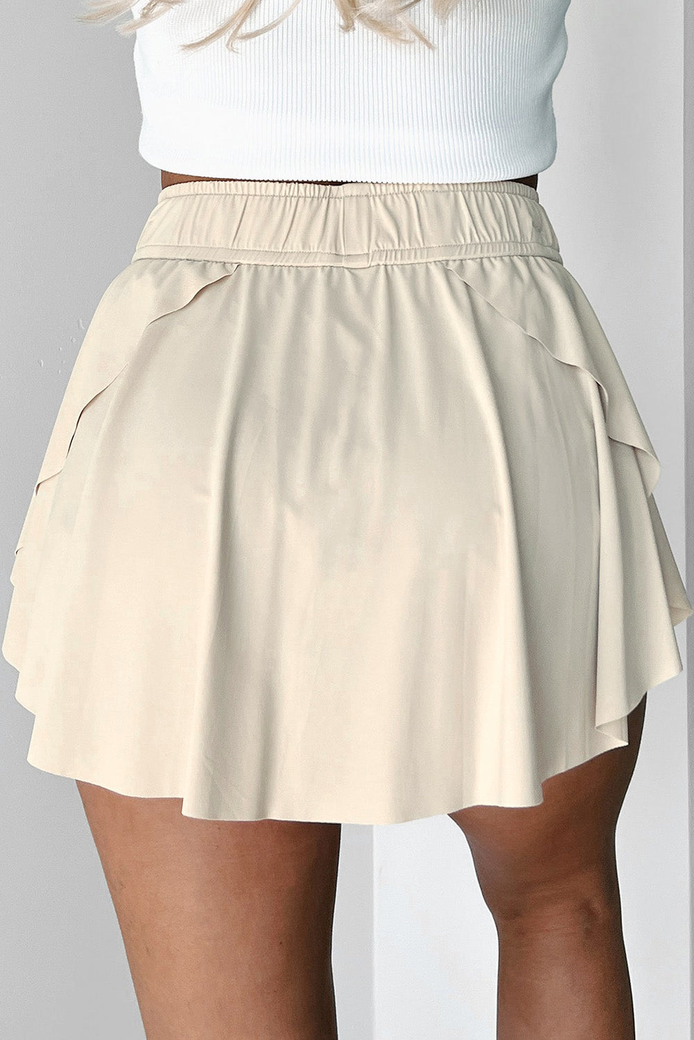 Beigefarbener Tennis-Skort mit Kordelzug und hoher Taille