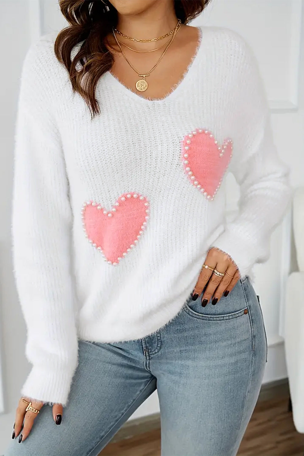 Weißer Pullover mit Perlen und Herzen