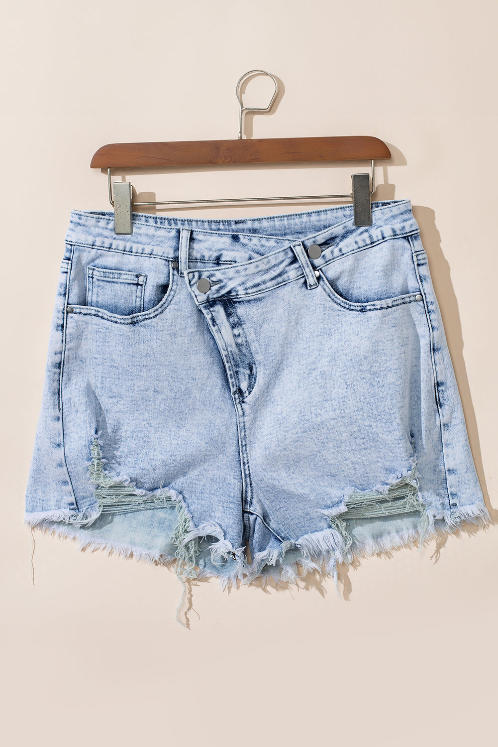 Hellblaue gekreuzte Jeansshorts