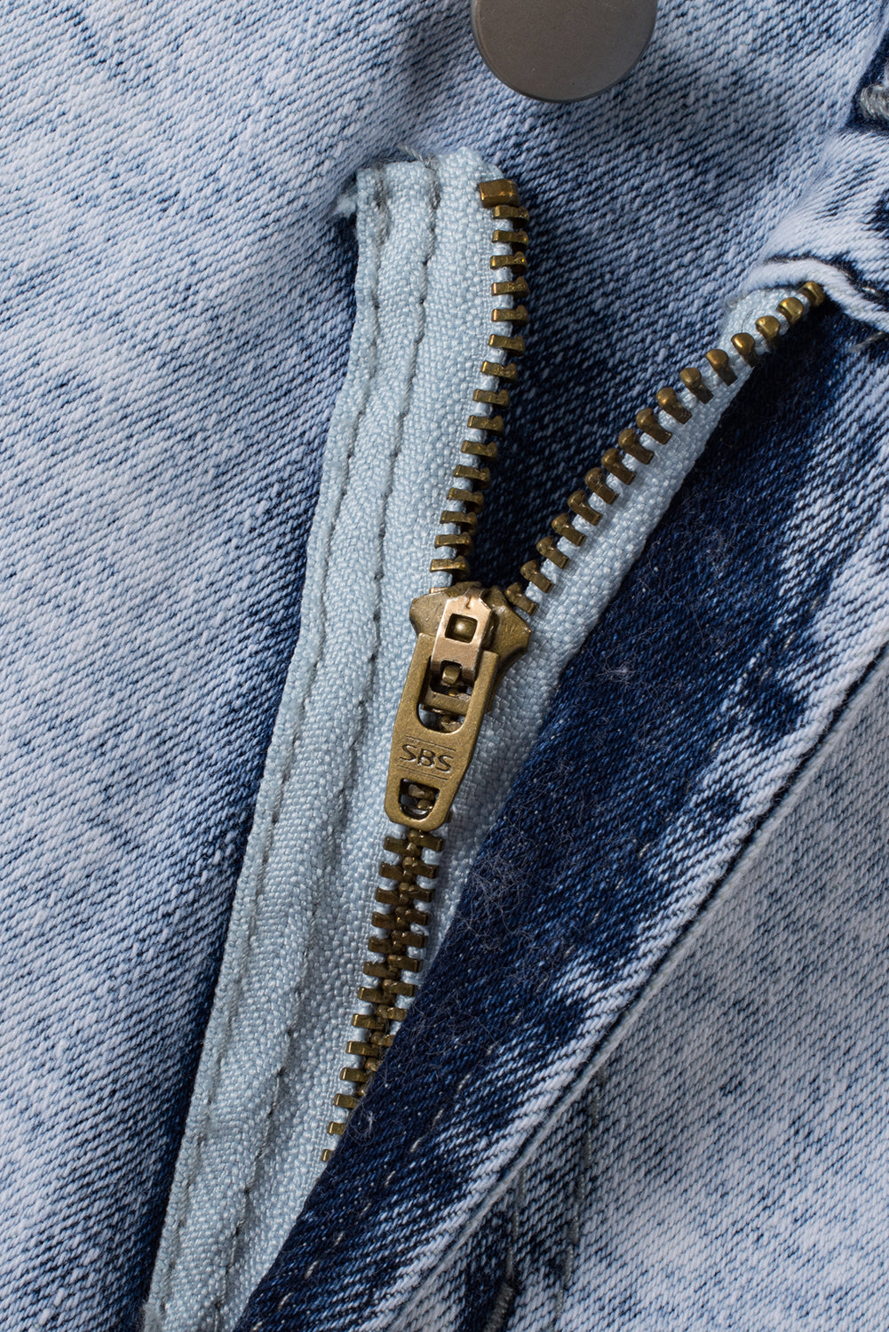 Hellblaue gekreuzte Jeansshorts