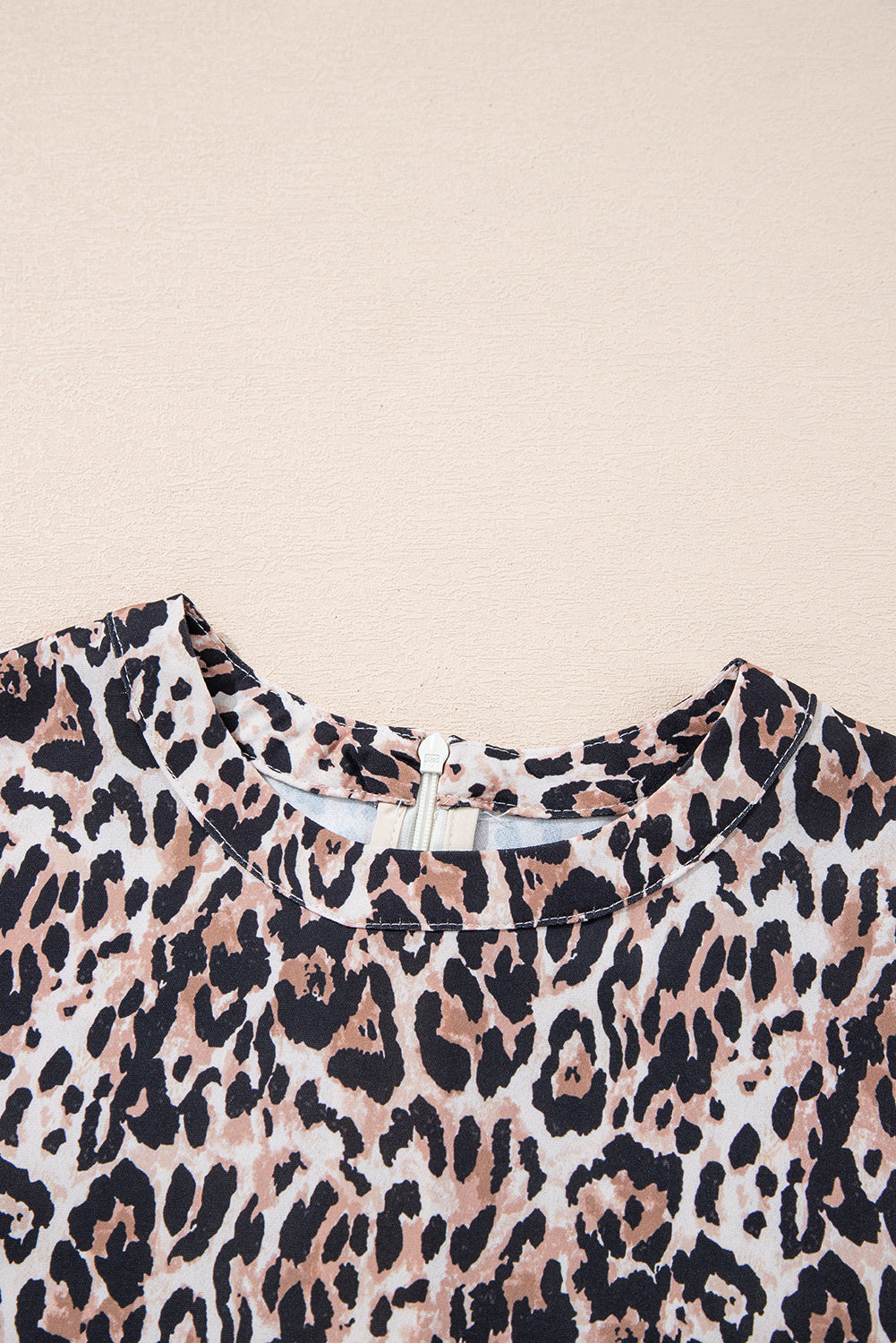 Braunes T-Shirt-Kleid mit Leopardenmuster