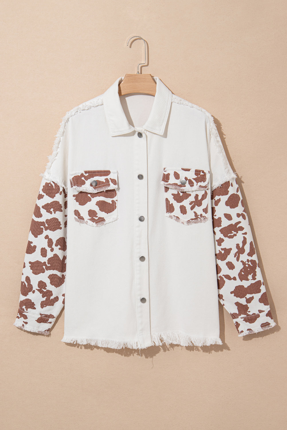 Weiße Jeansjacke mit Kuhflecken