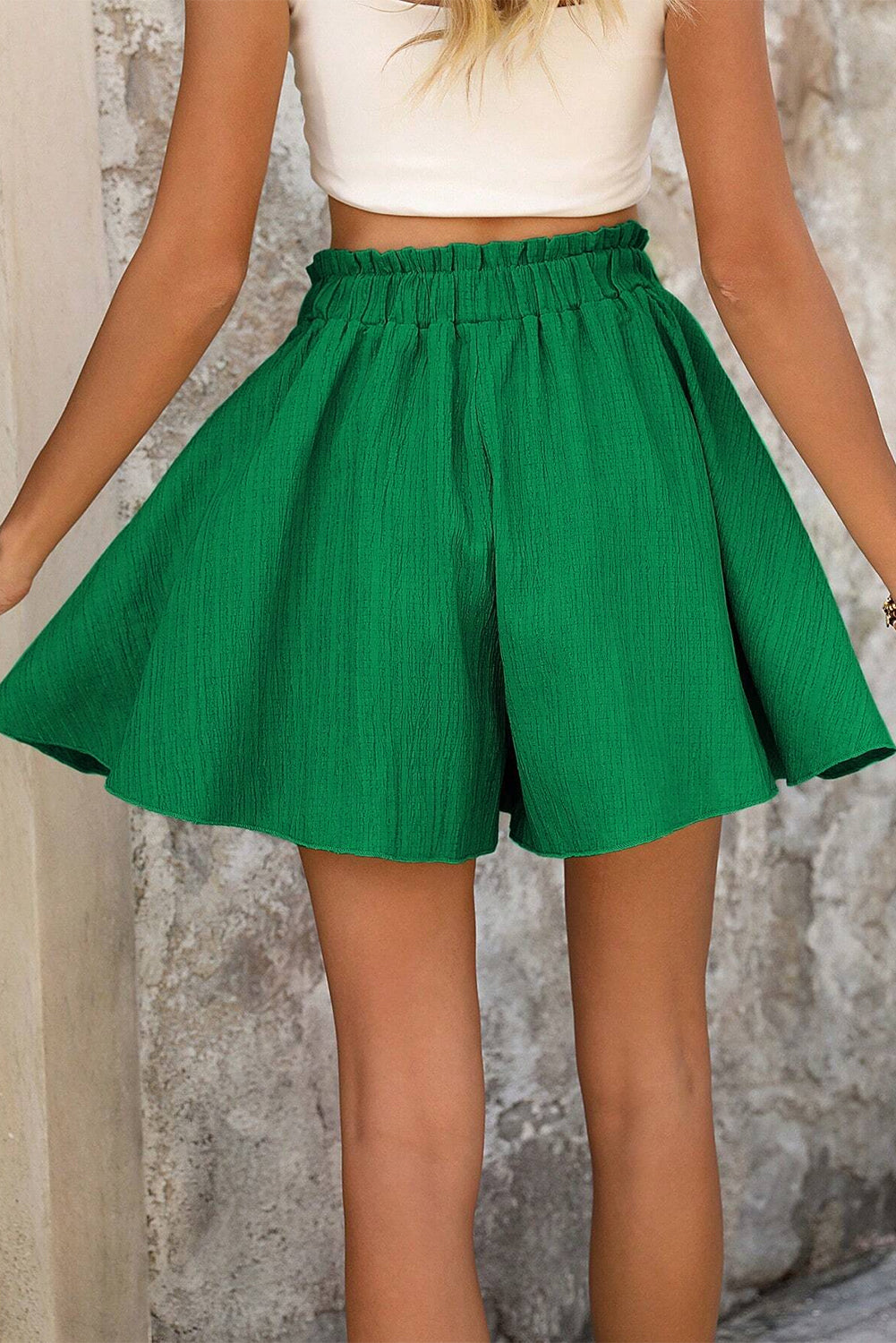 Dunkelgrüne Shorts mit hoher Taille und Rüschen