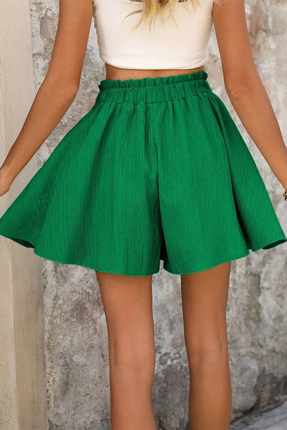 Dunkelgrüne Shorts mit hoher Taille und Rüschen