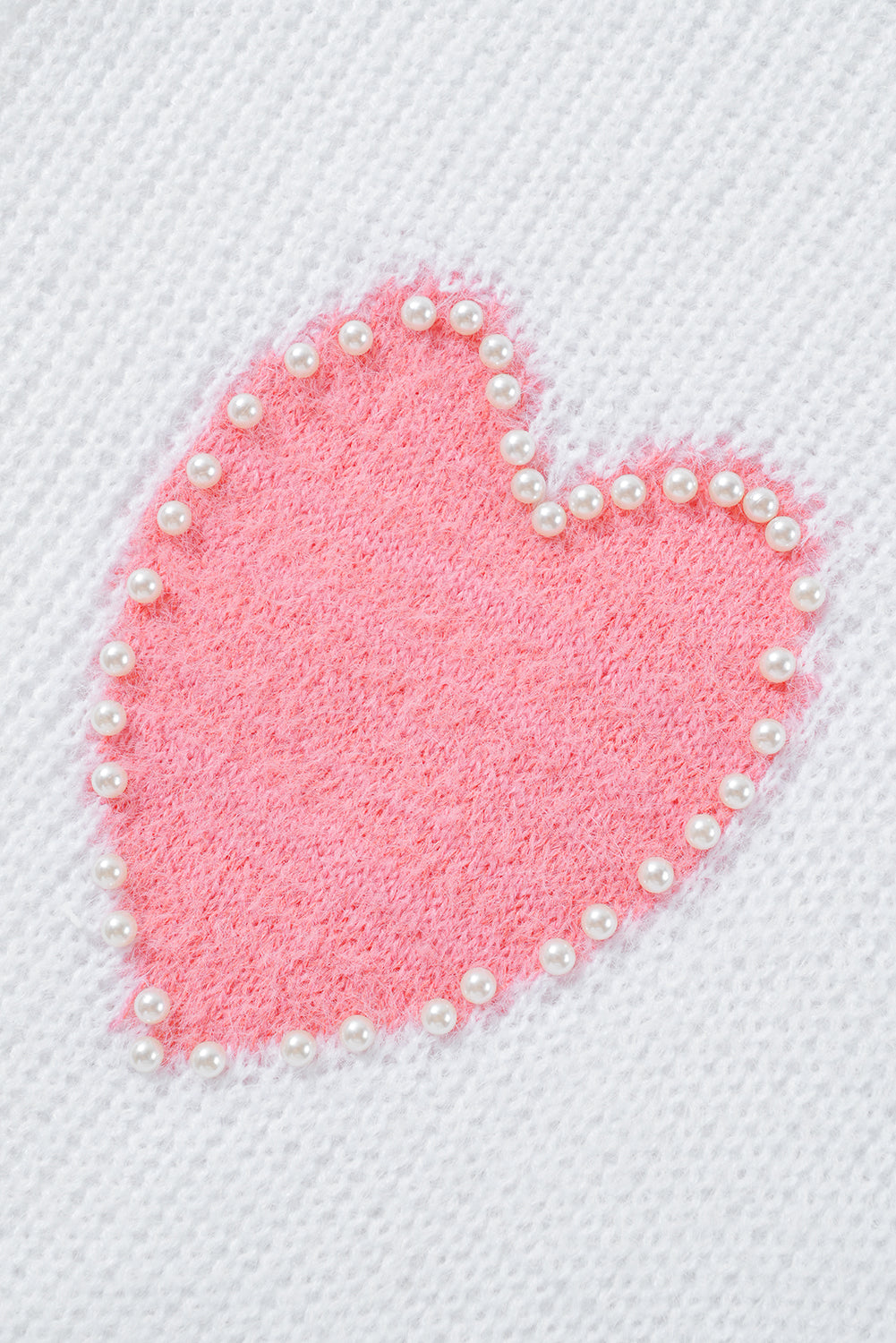 Weißer Pullover mit Perlen und Herzen