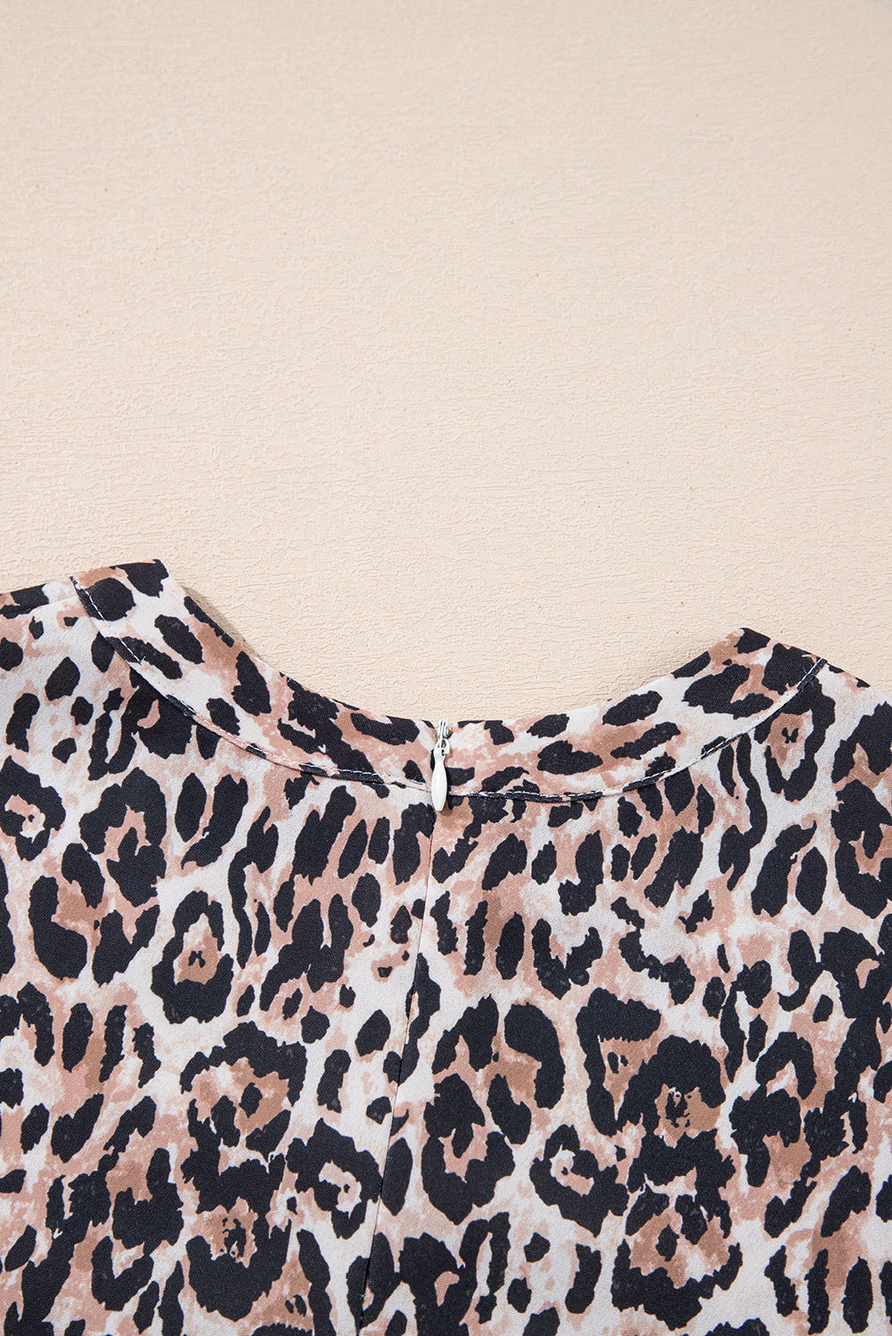 Braunes T-Shirt-Kleid mit Leopardenmuster
