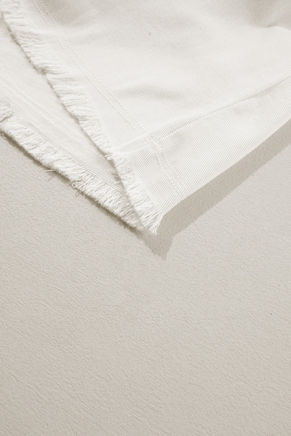Weiße Jeansjacke mit Kuhflecken