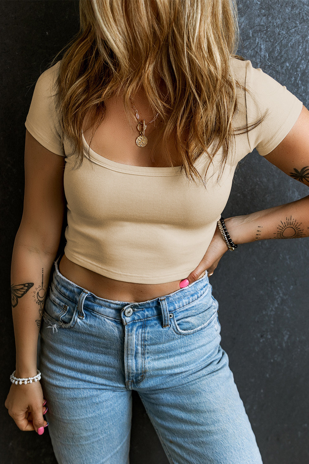 Beiges geripptes Strick-Crop-Top mit U-Ausschnitt