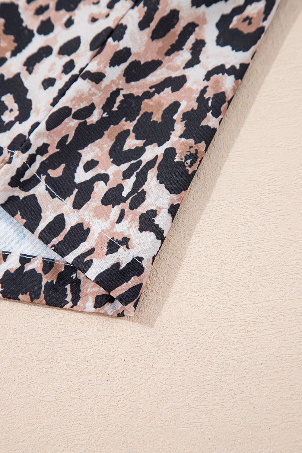 Braunes T-Shirt-Kleid mit Leopardenmuster